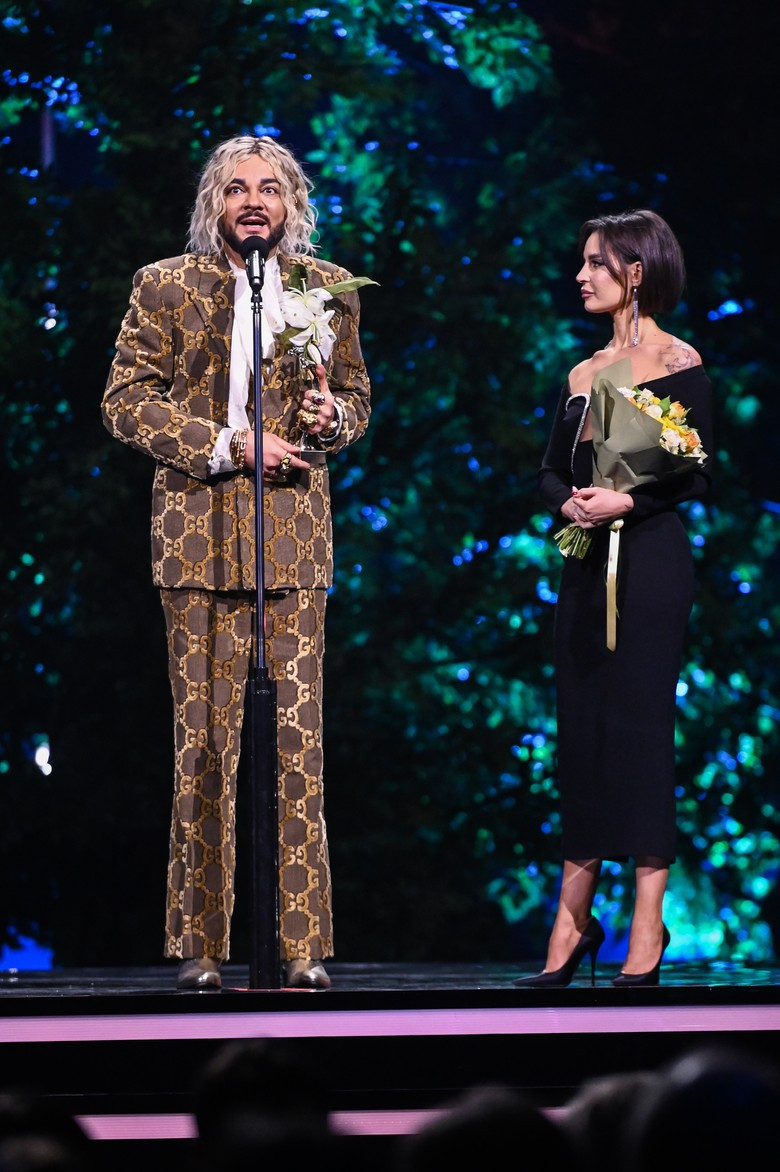 Певица Севиль вручает награду Филиппу Киркорову. Фото: Super / Марченко Александра