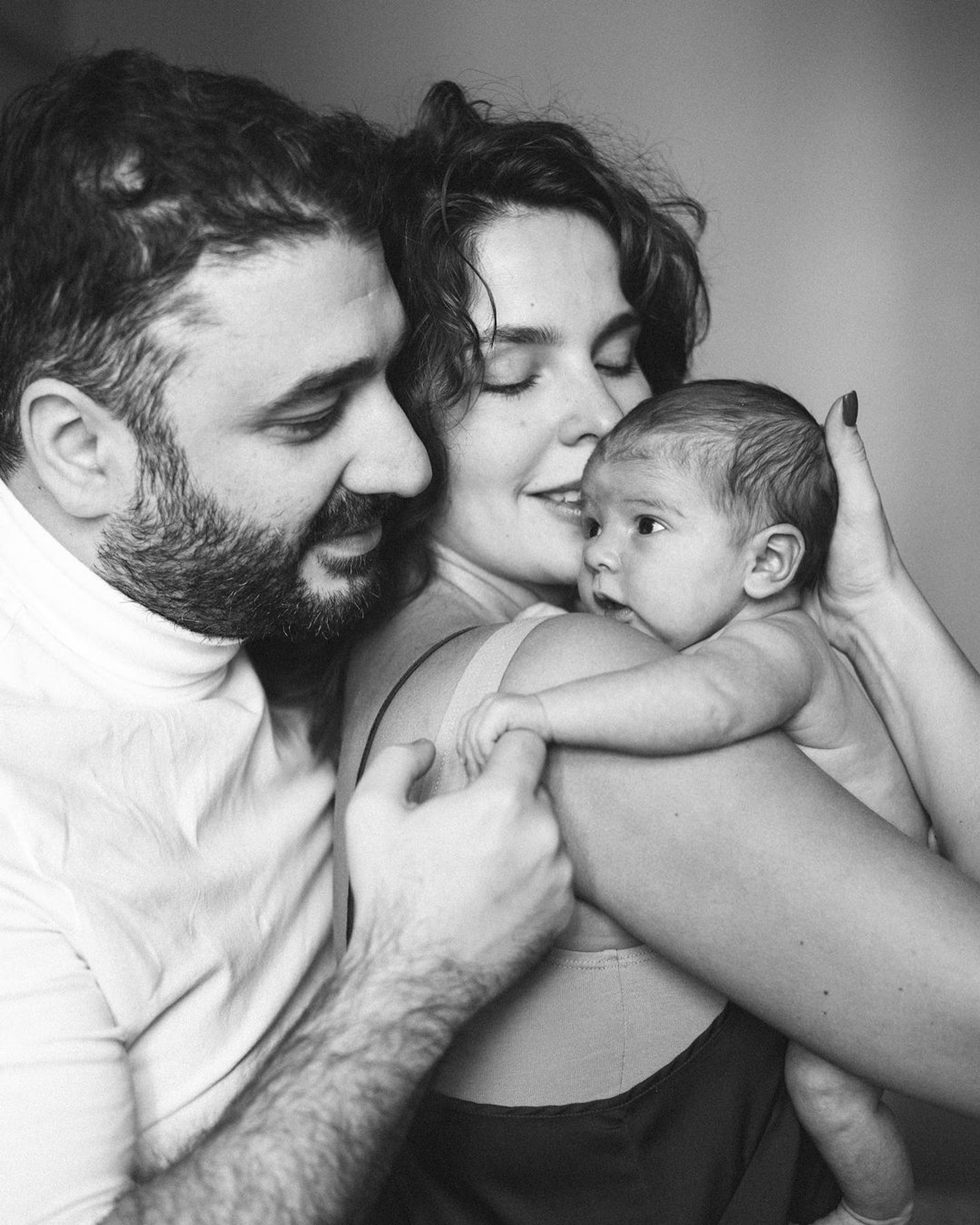 Лиза и Сарик с дочкой
Фото: Инстаграм* @sarik_andreasyan