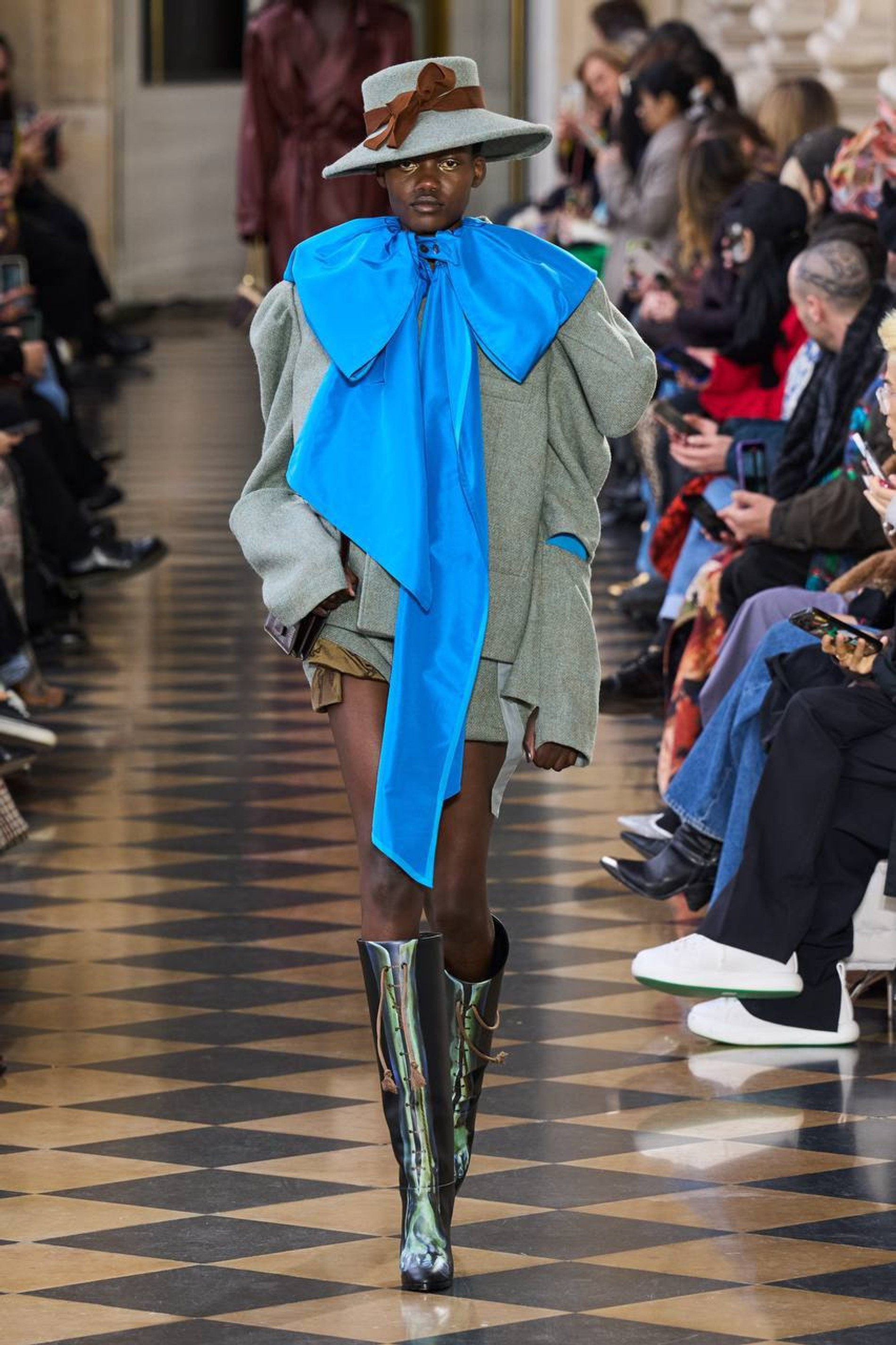 Показ Andreas Kronthaler for Vivienne Westwood
Фото: Телеграм / @rogov24