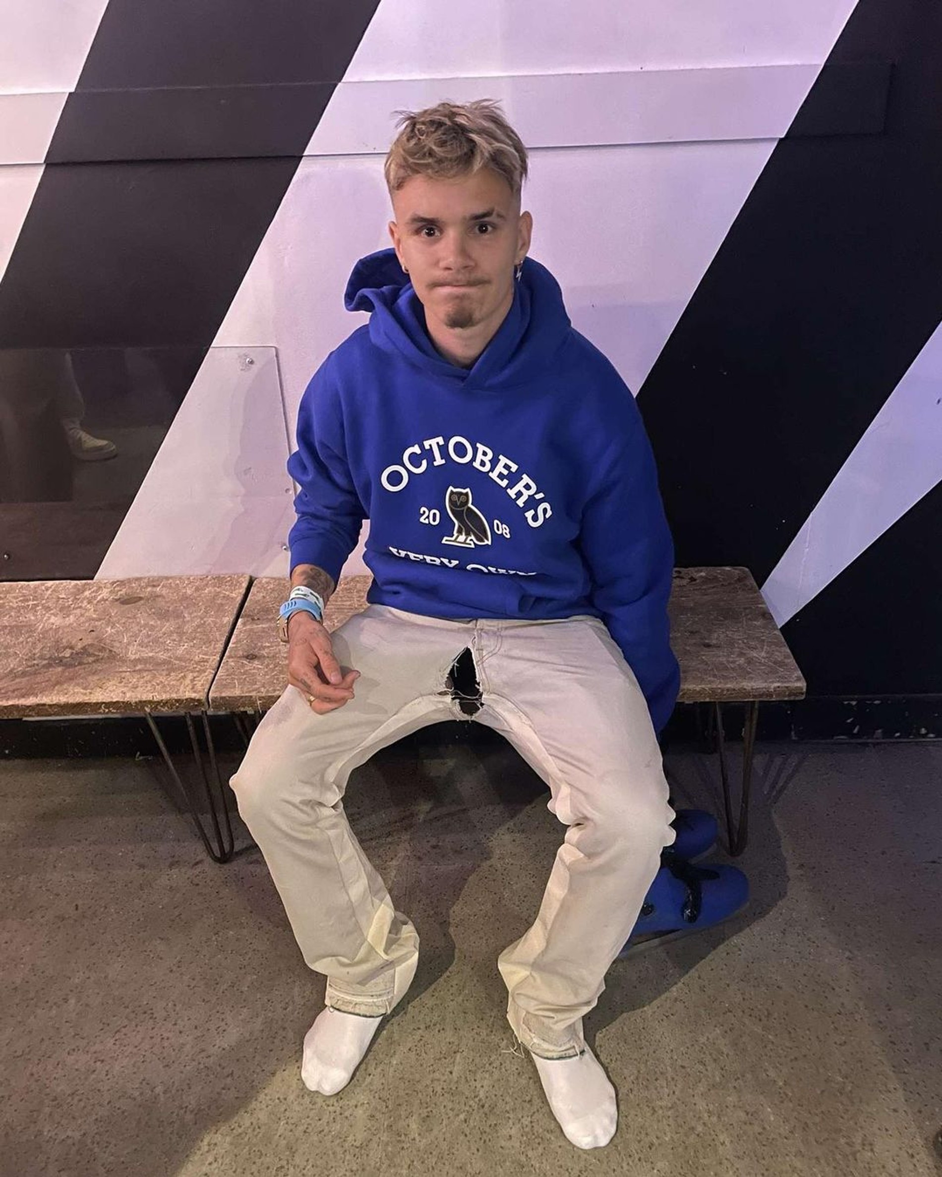 Ромео Бекхэм демонстрирует порвавшиеся штаны
Фото: Инстаграм* @romeobeckham