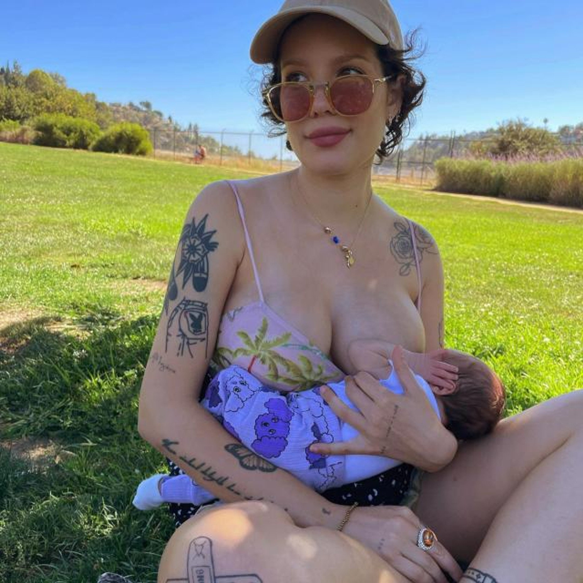 Холзи со своим сыном
Фото: Инстаграм* @iamhalsey