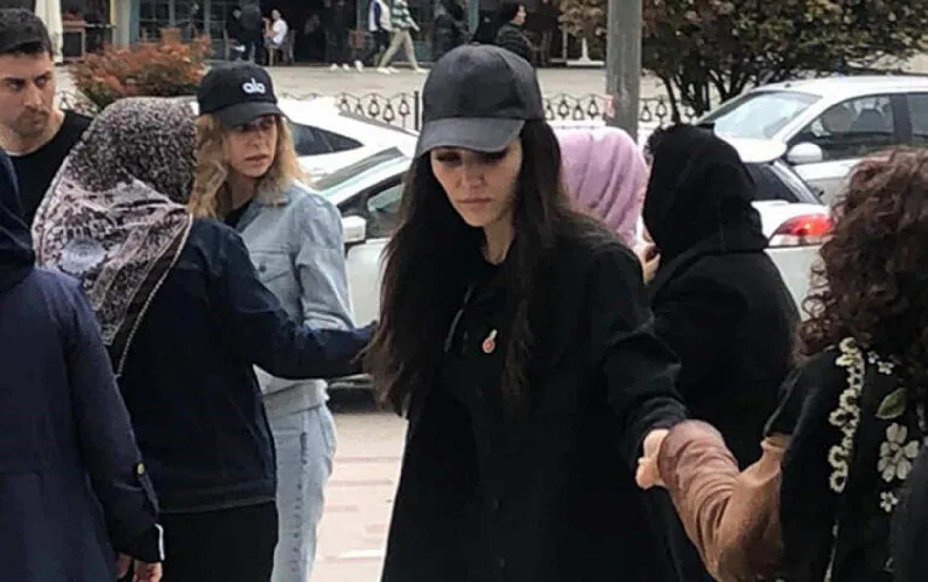 Ханде Эрчел на похоронах дедушки
Фото: Milliyet.com