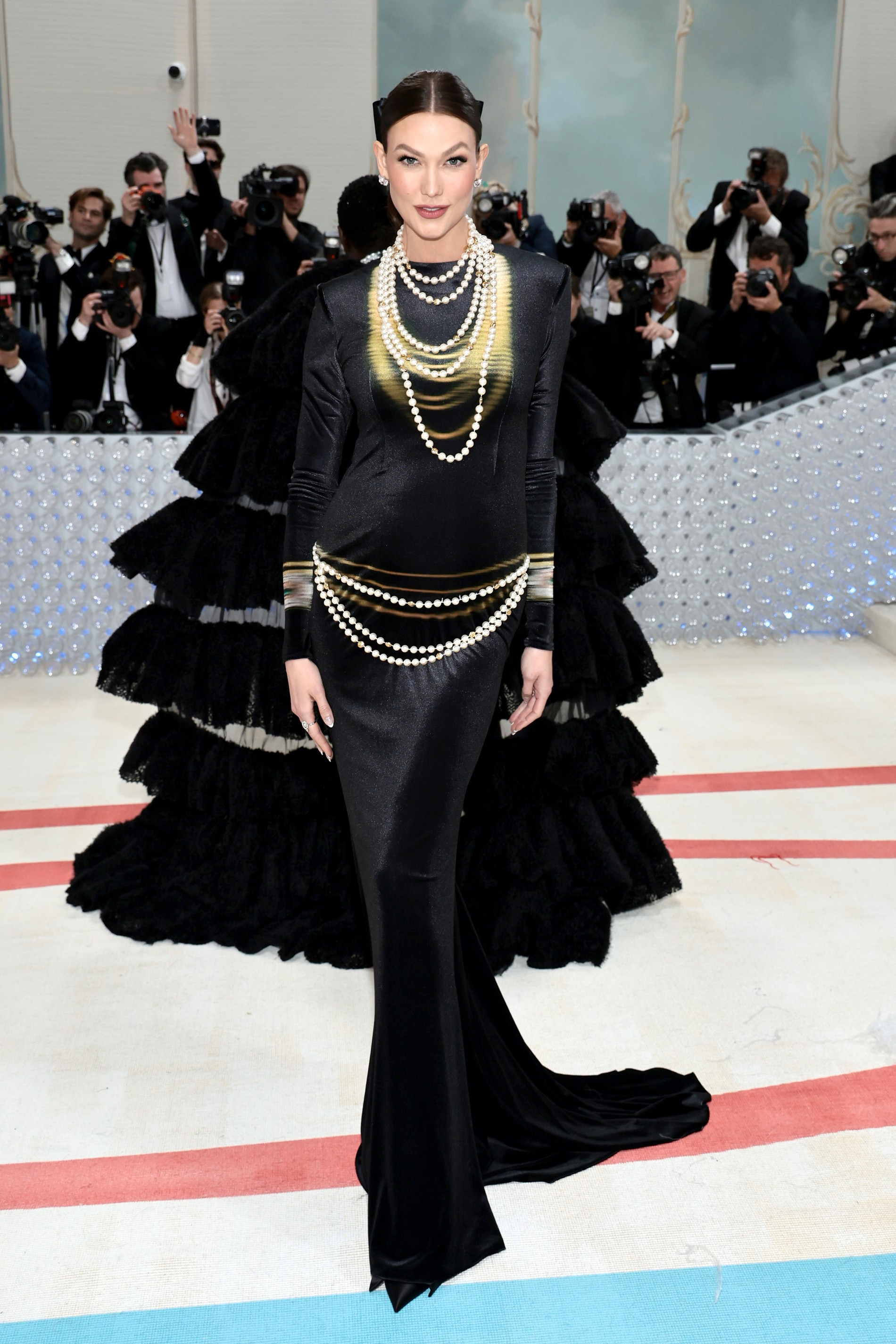 Карли Клосс рассекретила вторую беременность на дорожке Met Gala 2023
Фото: Getty Images