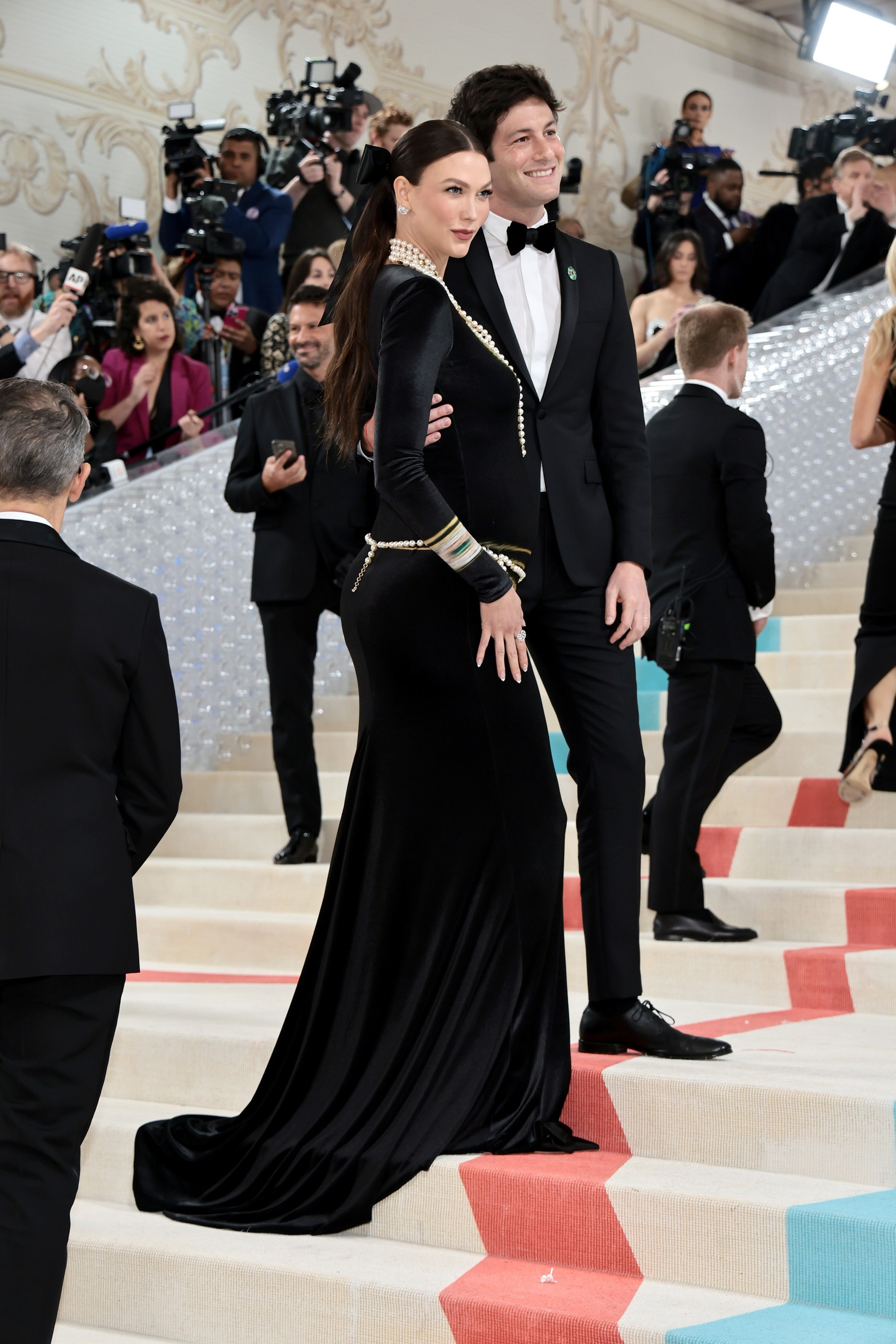 Супермодель Карли Клосс с мужем Джошуа Кушнером на Met Gala 2023
Фото: Getty Images