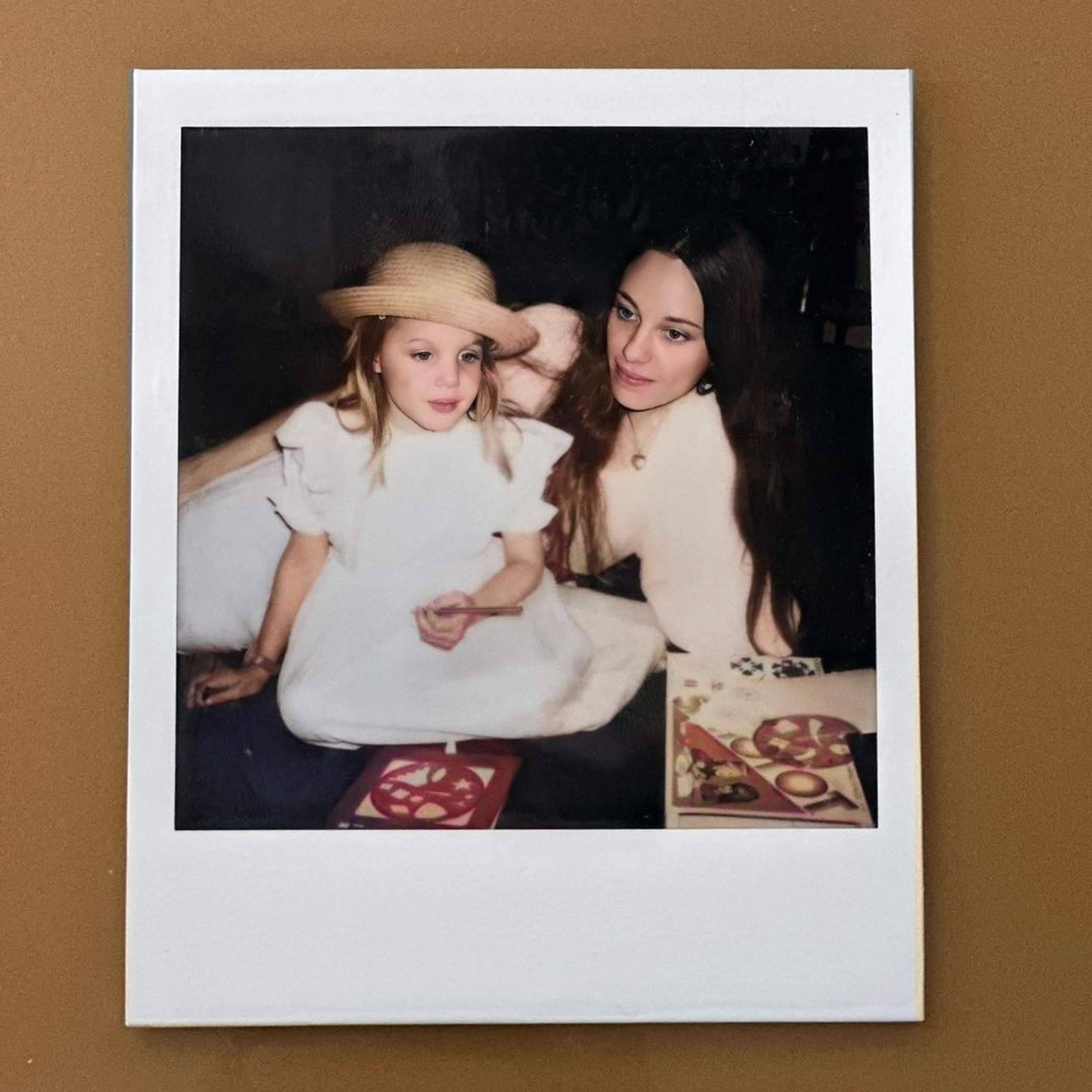 Маленькая Анджелина Джоли и ее мама Маршелин Бертран
Фото: Инстаграм* @angelinajolie