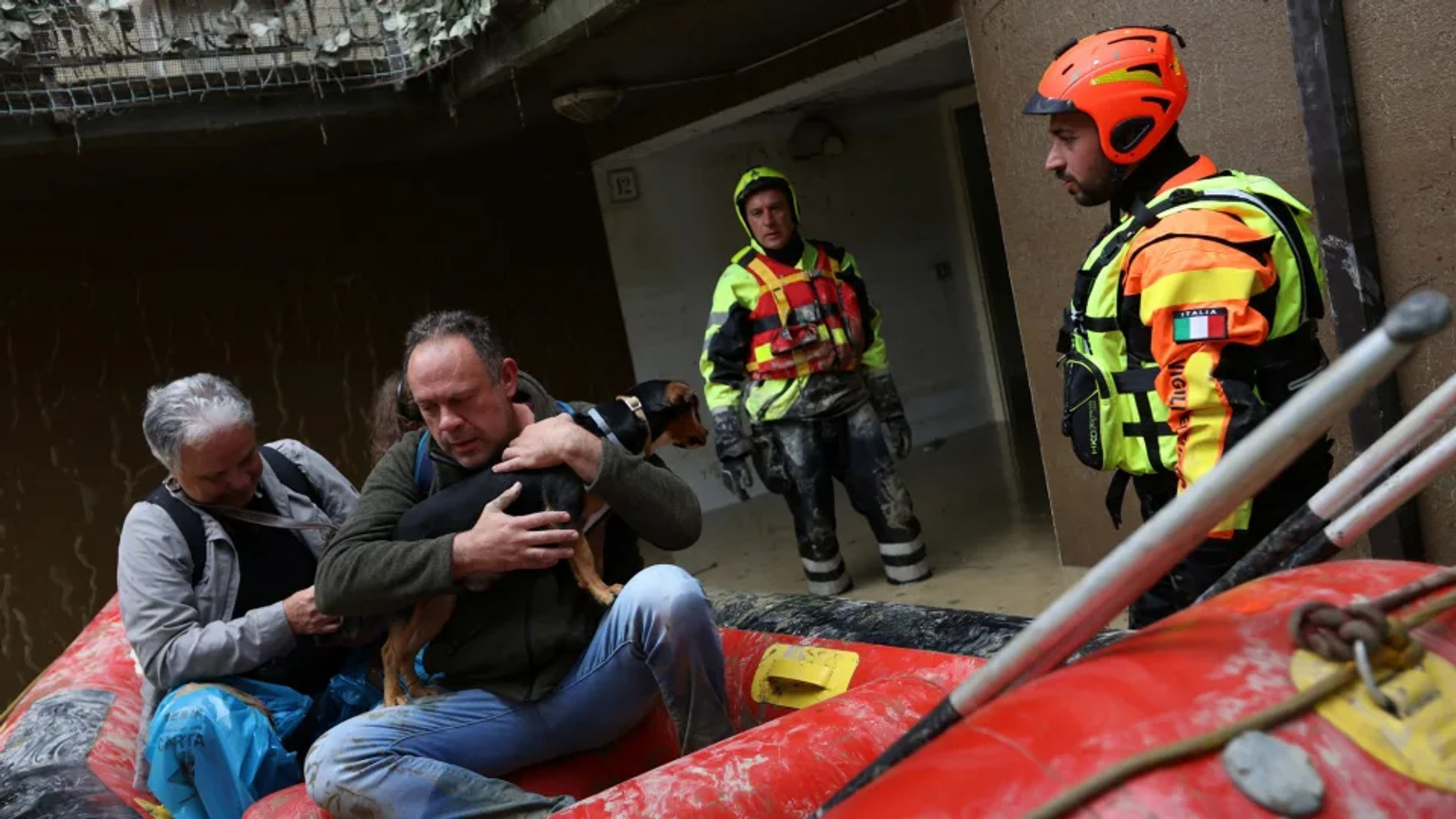 Спасатели вызволяют людей
Фото: Claudia Greco/Reuters