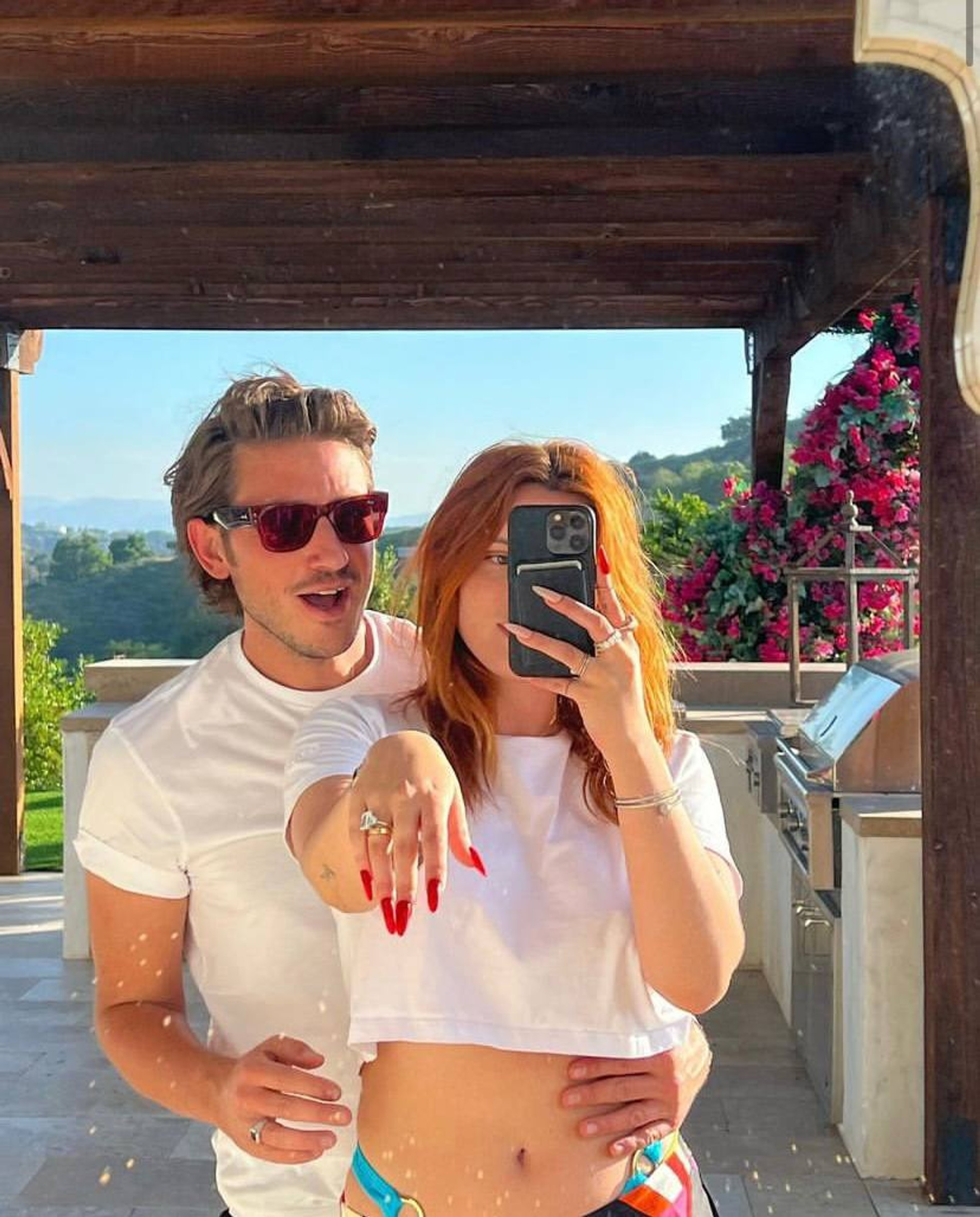 Пост-объявление о помолвке
Фото: Инcтаграм (запрещен в РФ) @bellathorne