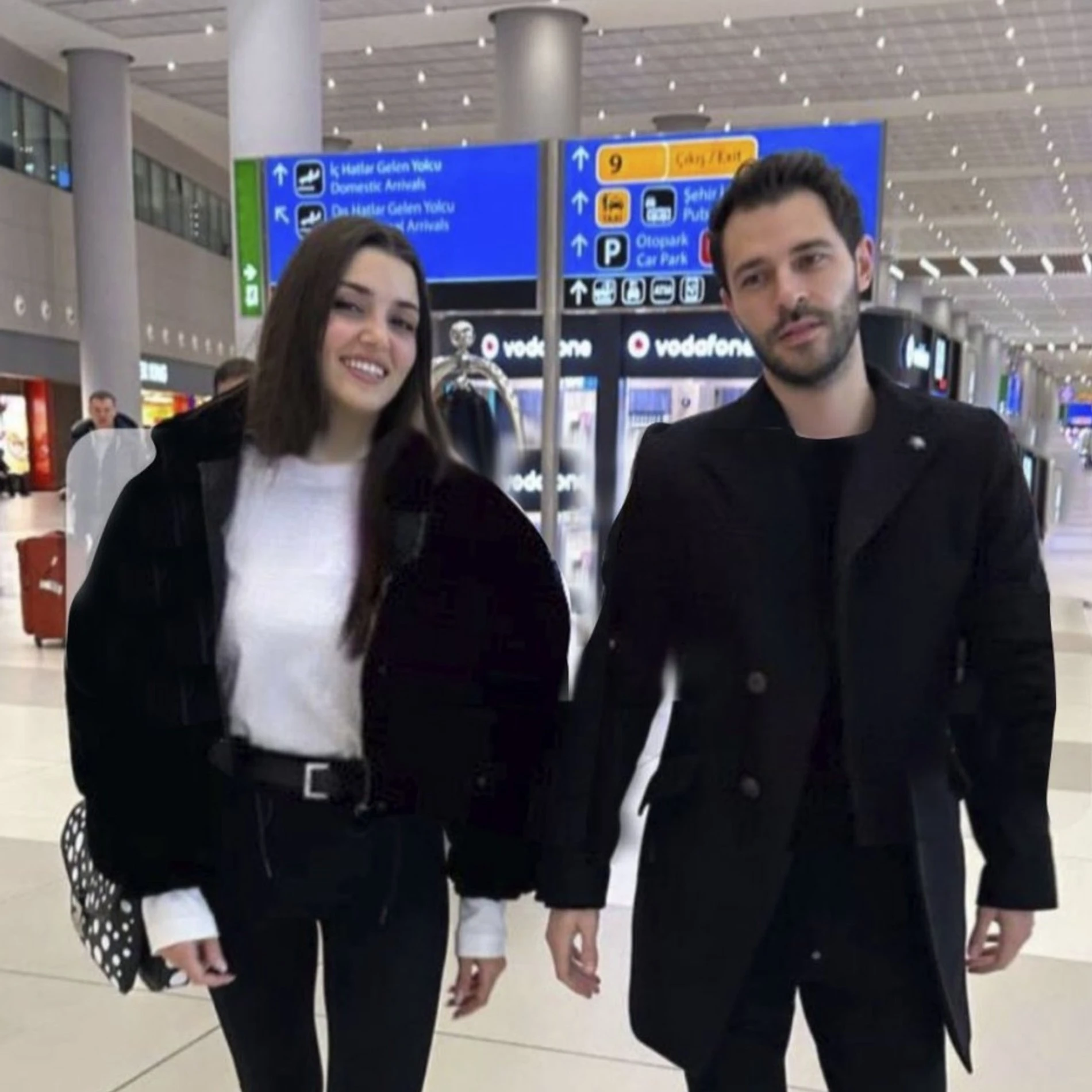 Ханде Эрчел и Хакан Сабанджи в аэропорту в марте
Фото: hurriyet.com