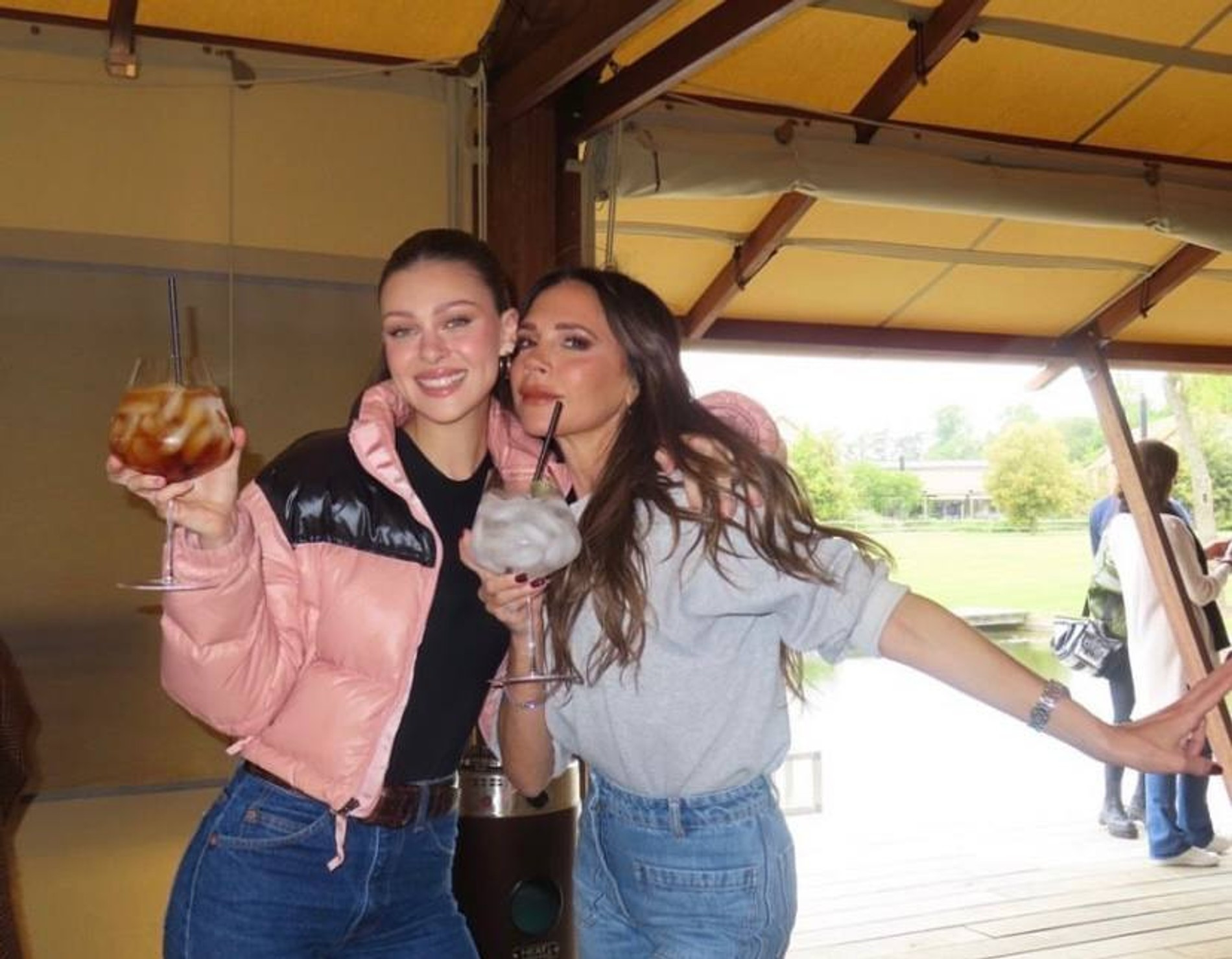 Никола и Виктория
Фото: Инстаграм (запрещен в РФ) @victoriabeckham