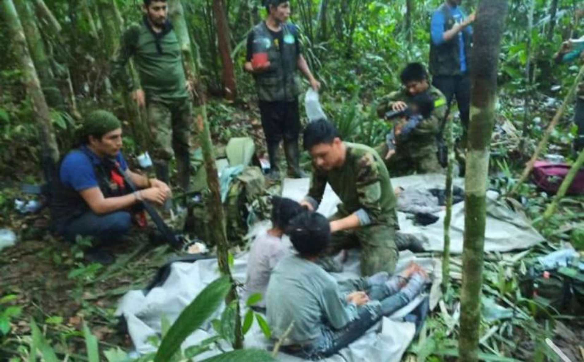 Дети со спасателями сразу после обнаружения
Фото: Daily Mail