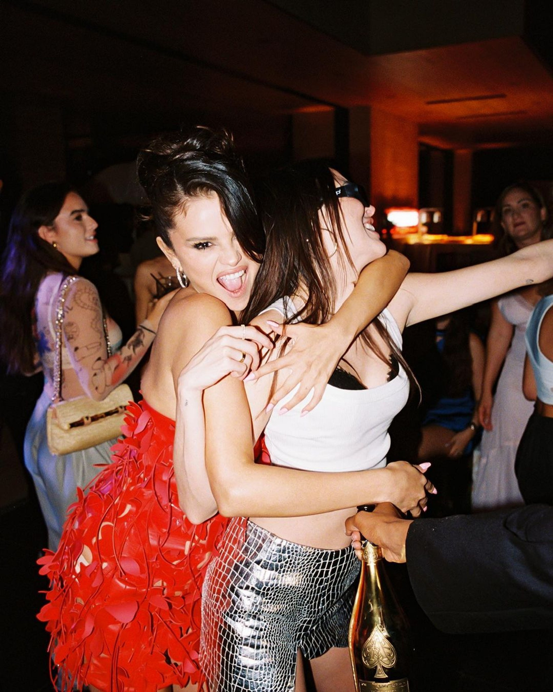 Селена с моделью Коннар Франклин. Фото: Инстаграм* @selenagomez