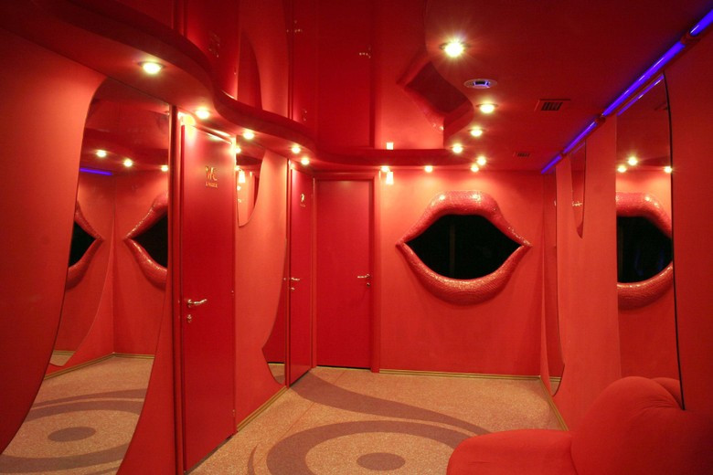 Коридор с приватными комнатами в стриптиз-клубе. Источник: соцсети