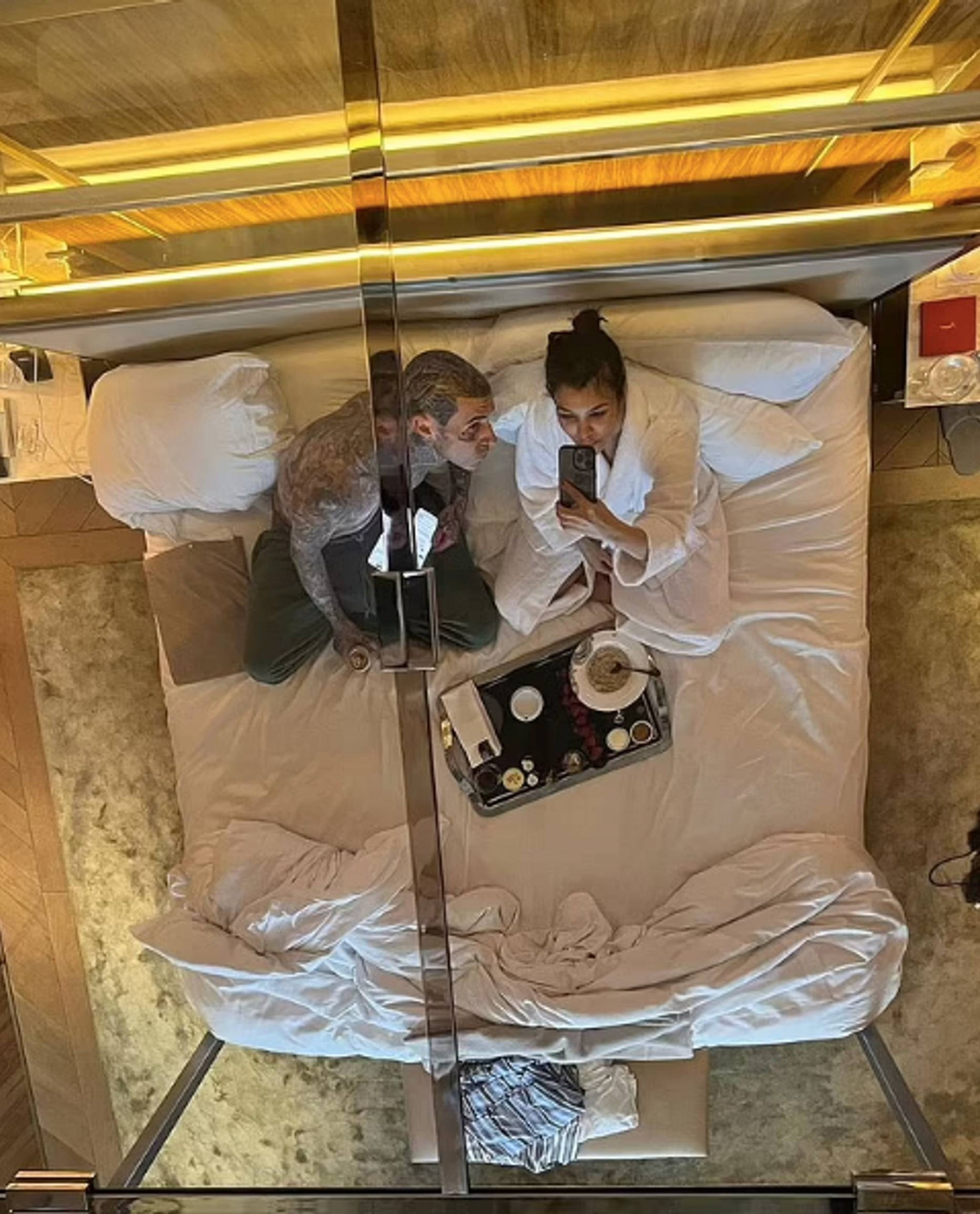 Трэвис Баркер и Кортни Кардашьян. Фото: Инстаграм* @kourtneykardash