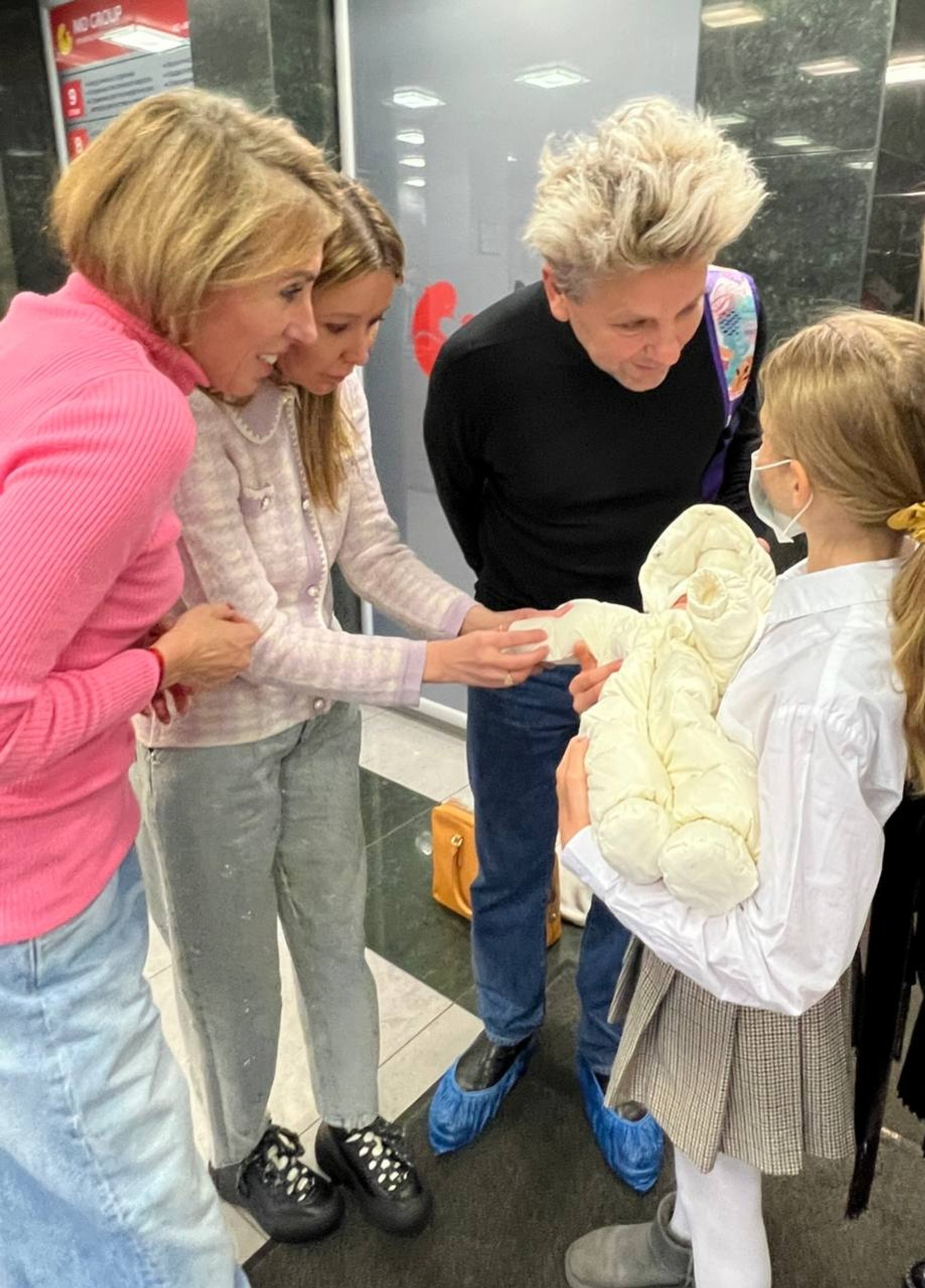 Светлана Бондарчук и Сергей Харченко с детьми. Фото: Telegram @lovepeacesvet