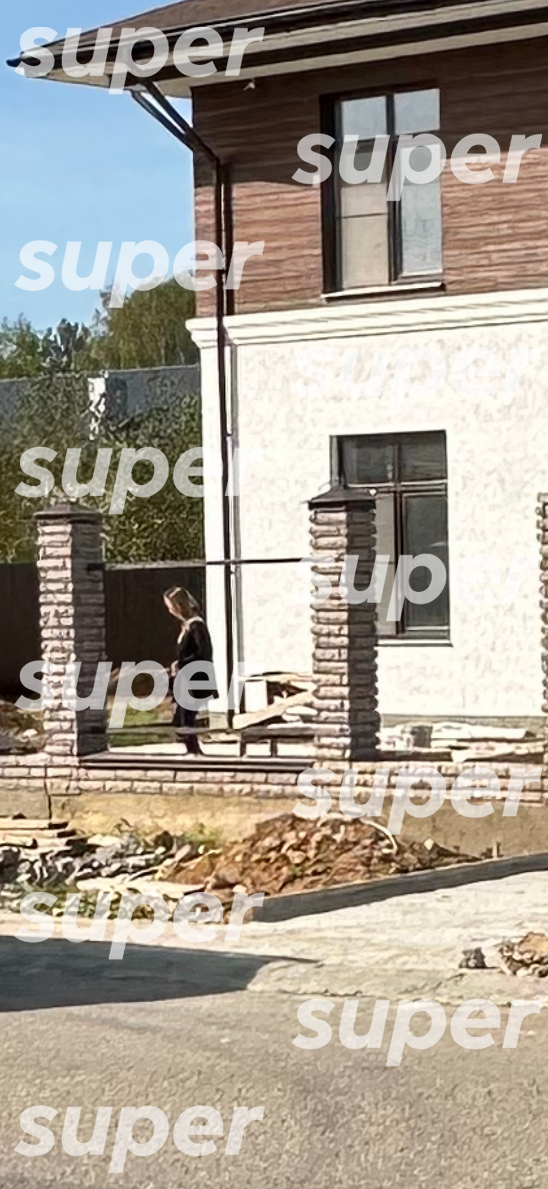 Анна Хилькевич на стройке собственного дома. Фото: Super
