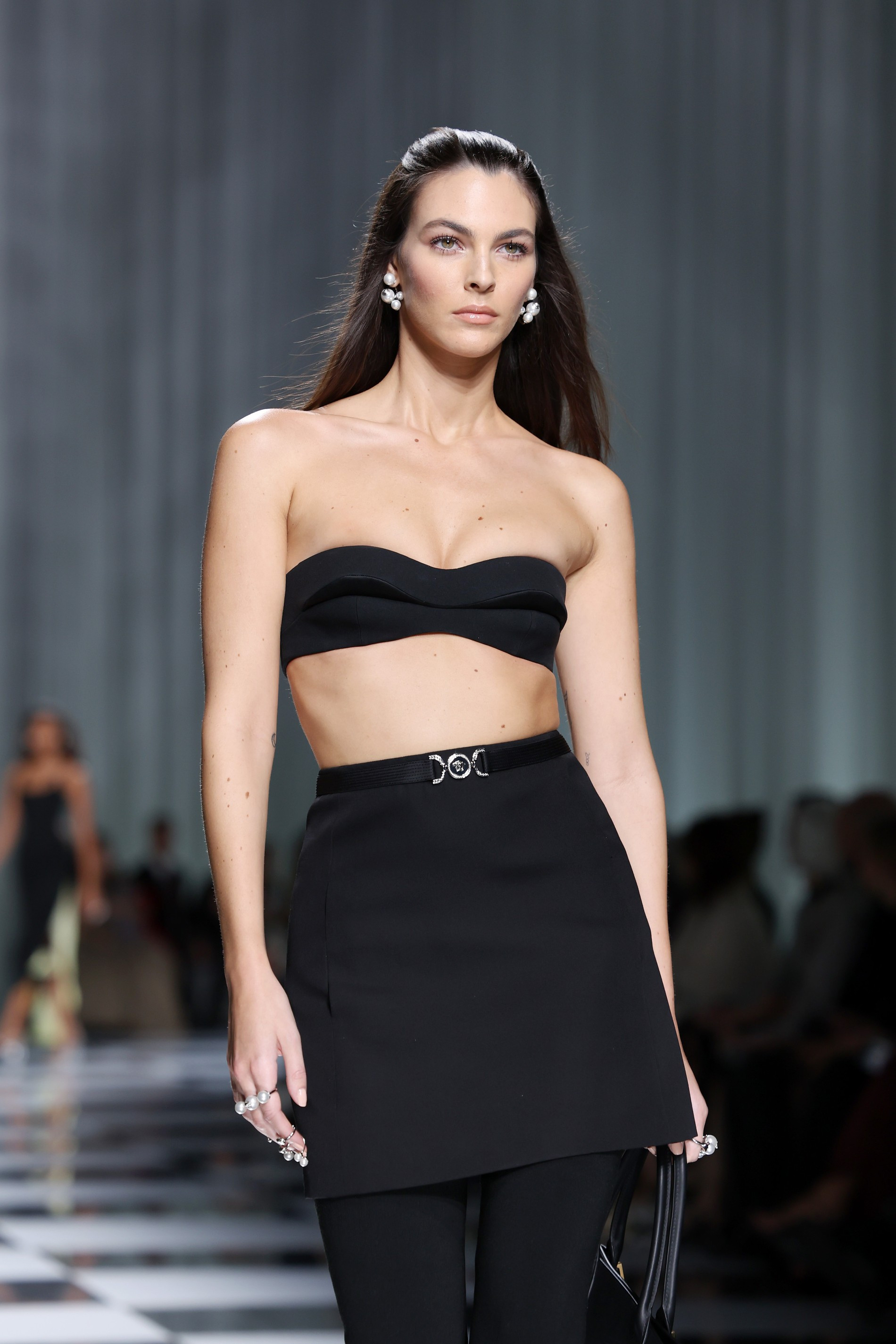 Виттория Черетти на показе Versace. Фото: Getty Images