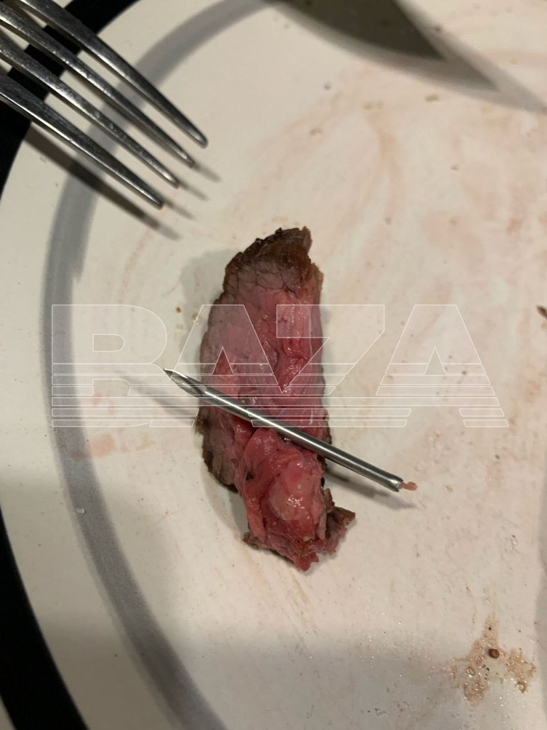 Житель Москвы обнаружил 3-сантиметровую иглу в мясном стейке из магазина «Мираторг». Фото: Telegram-канал Baza