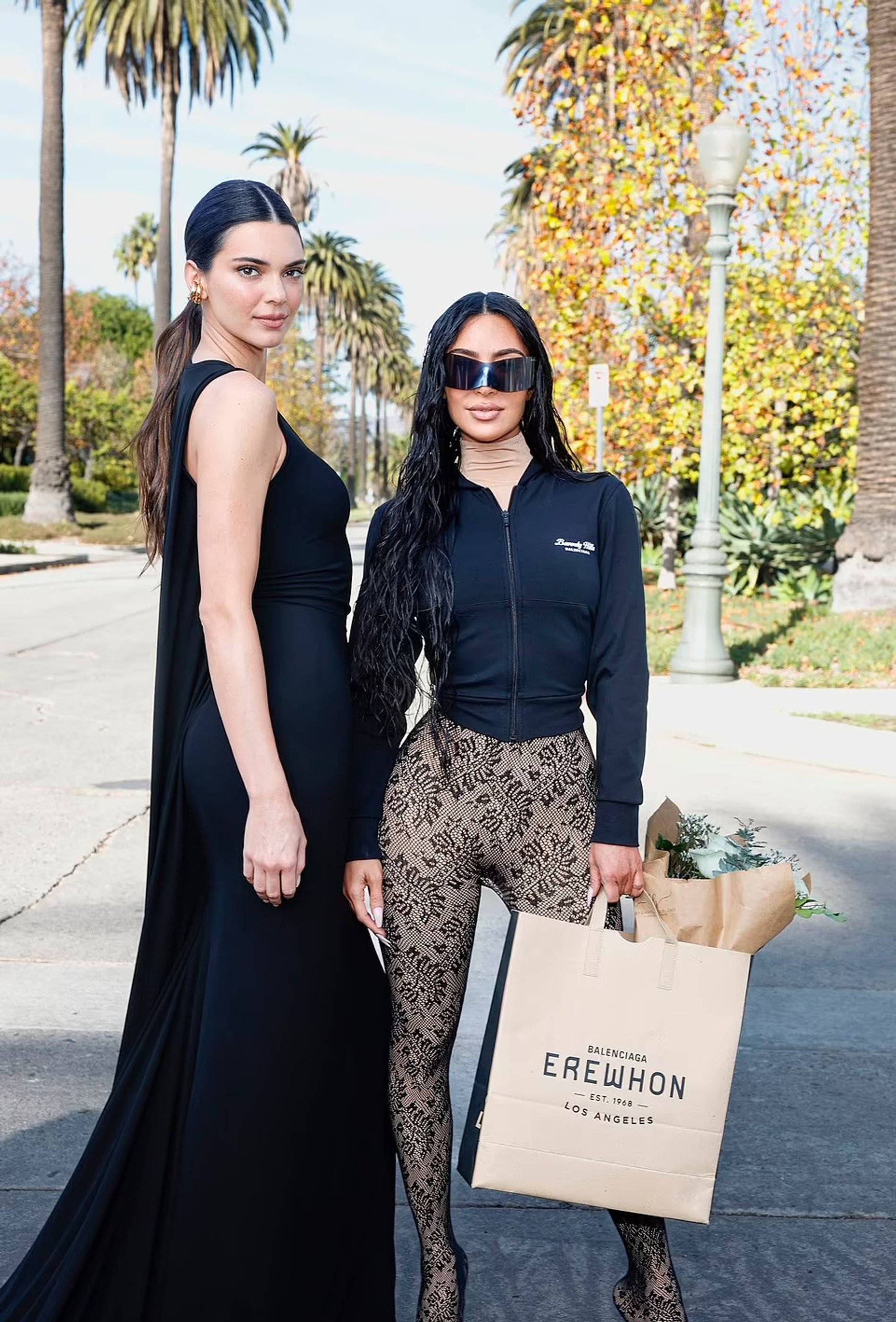 Ким Кардашьян и Кендалл Дженнер на показе Balenciaga. Фото: Daily Mail