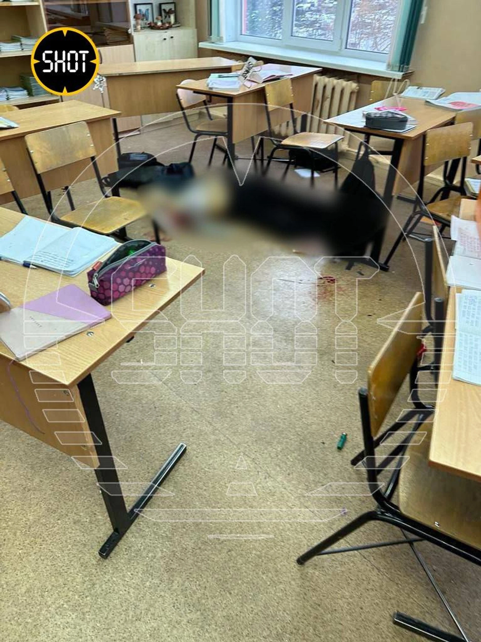 Первое фото из кабинета, где произошла трагедия. На полу — убитая одноклассница стрелявшей Алины. Фото: SHOT