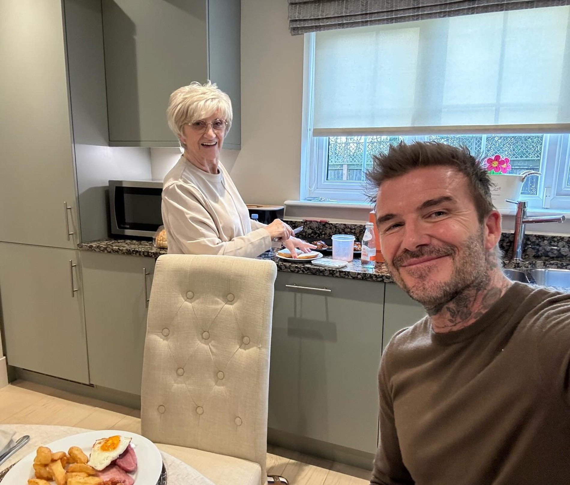 Дэвид Бекхэм с мамой Сандрой. Фото: Инстаграм* @davidbeckham
