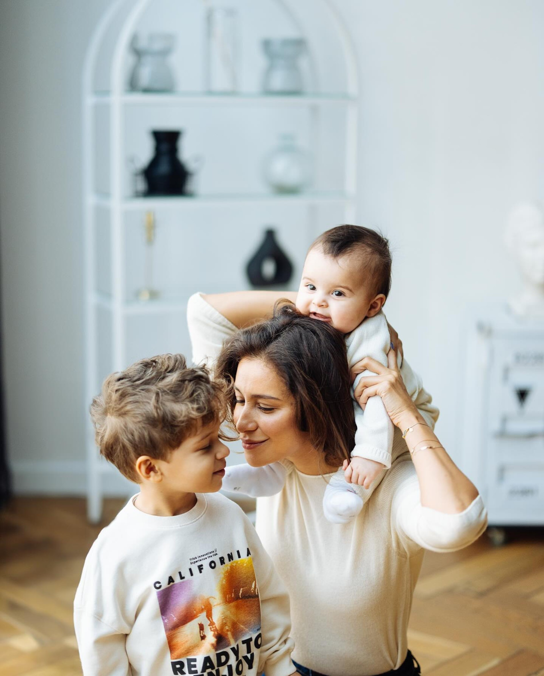 Равшана Куркова с детьми. Фото: Инстаграм* @rav_shana