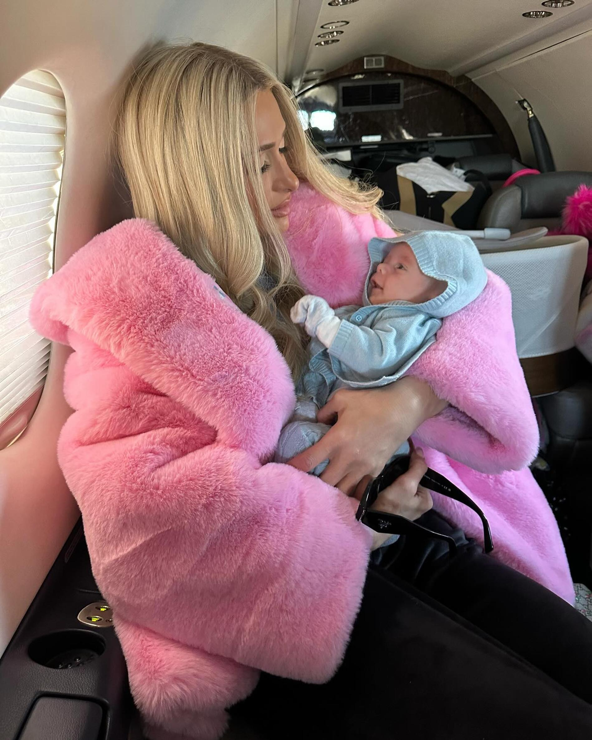 Пэрис Хилтон с сыном Фениксом. Фото: Инстагарм* @parishilton