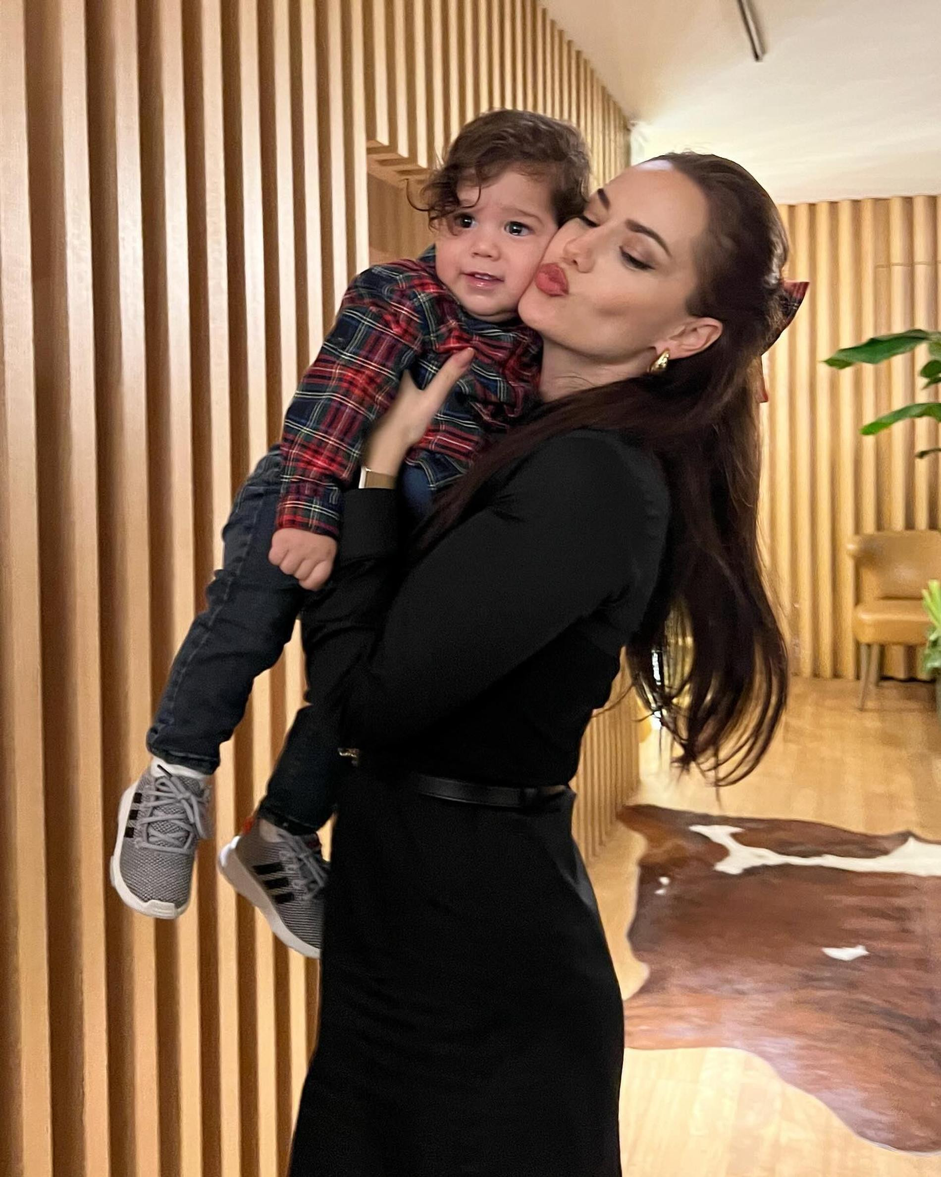 Фахрие Эвжен с сыном. Фото: Инстаграм* @evcenf