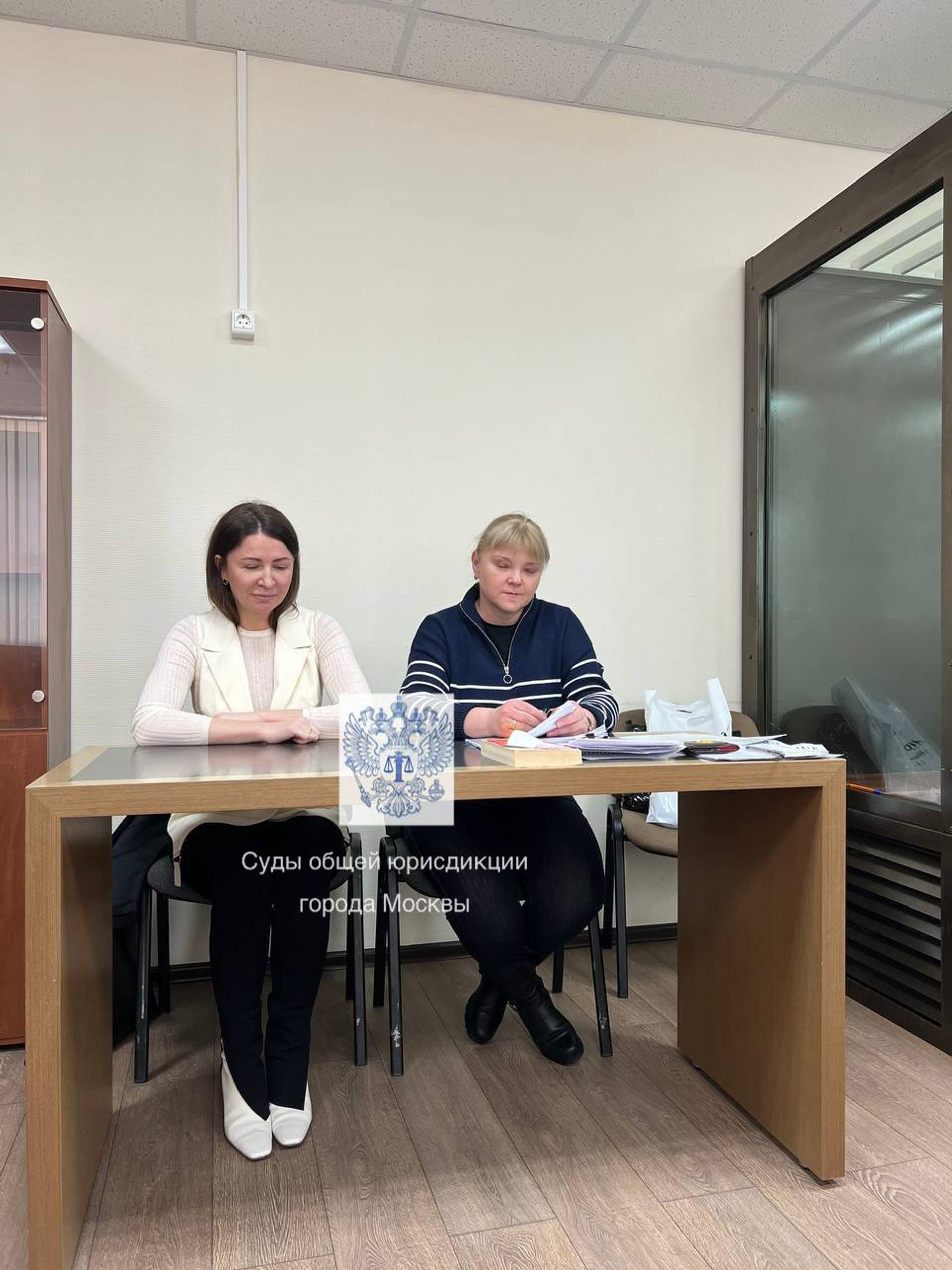 Елена Блиновская со своим адвокатом Натальей Сальниковой. Фото: пресс-служба Замоскворецкого суда