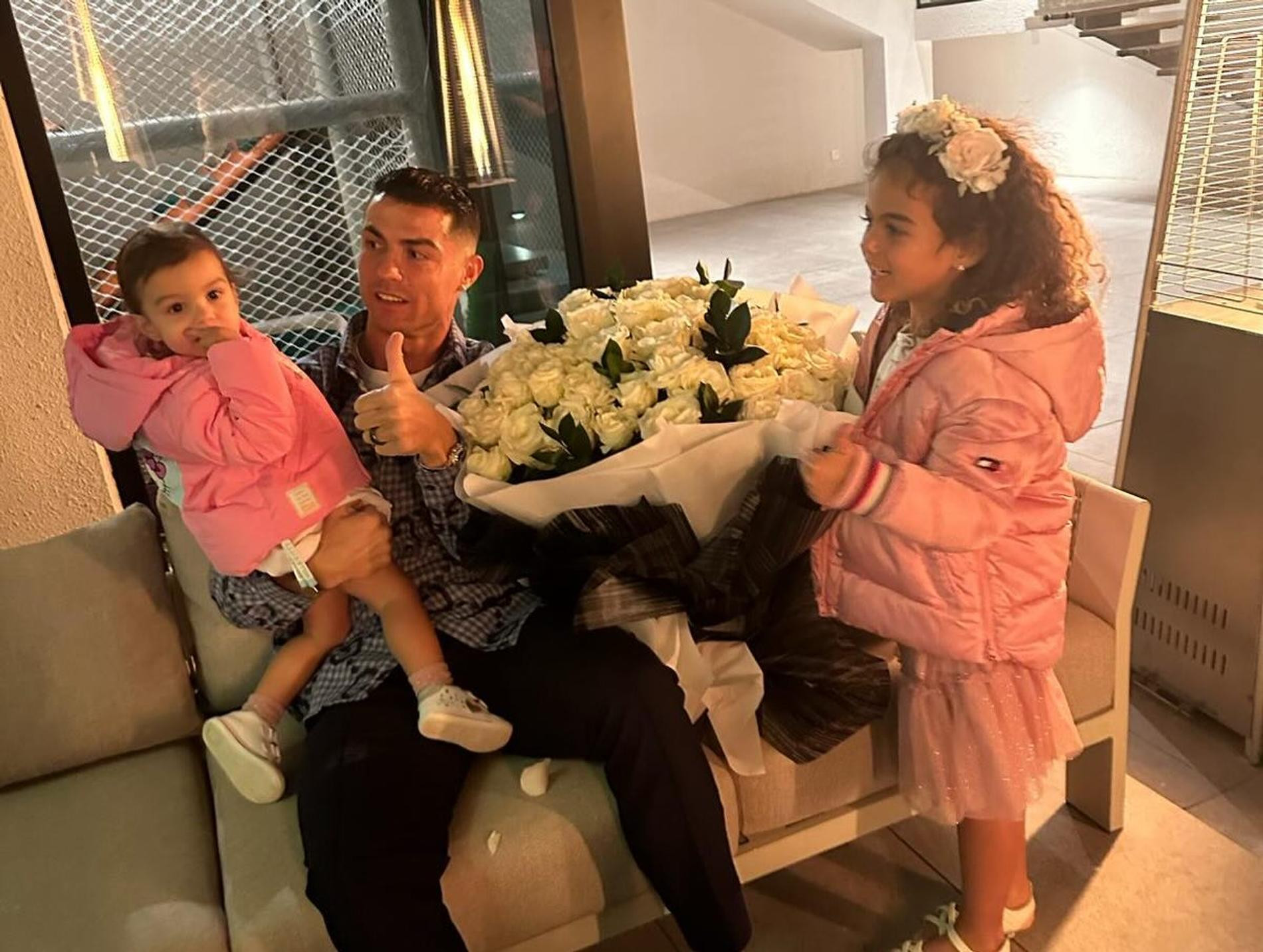 Криштиану Роналду с семьей. Фото: Инстаграм* @cristiano