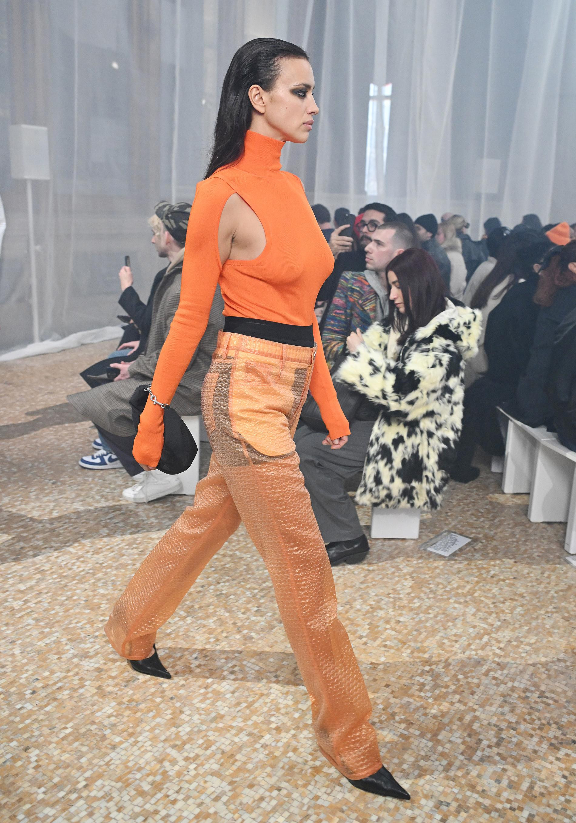 Ирина Шейк на показе Helmut Lang. Фото: Getty Images