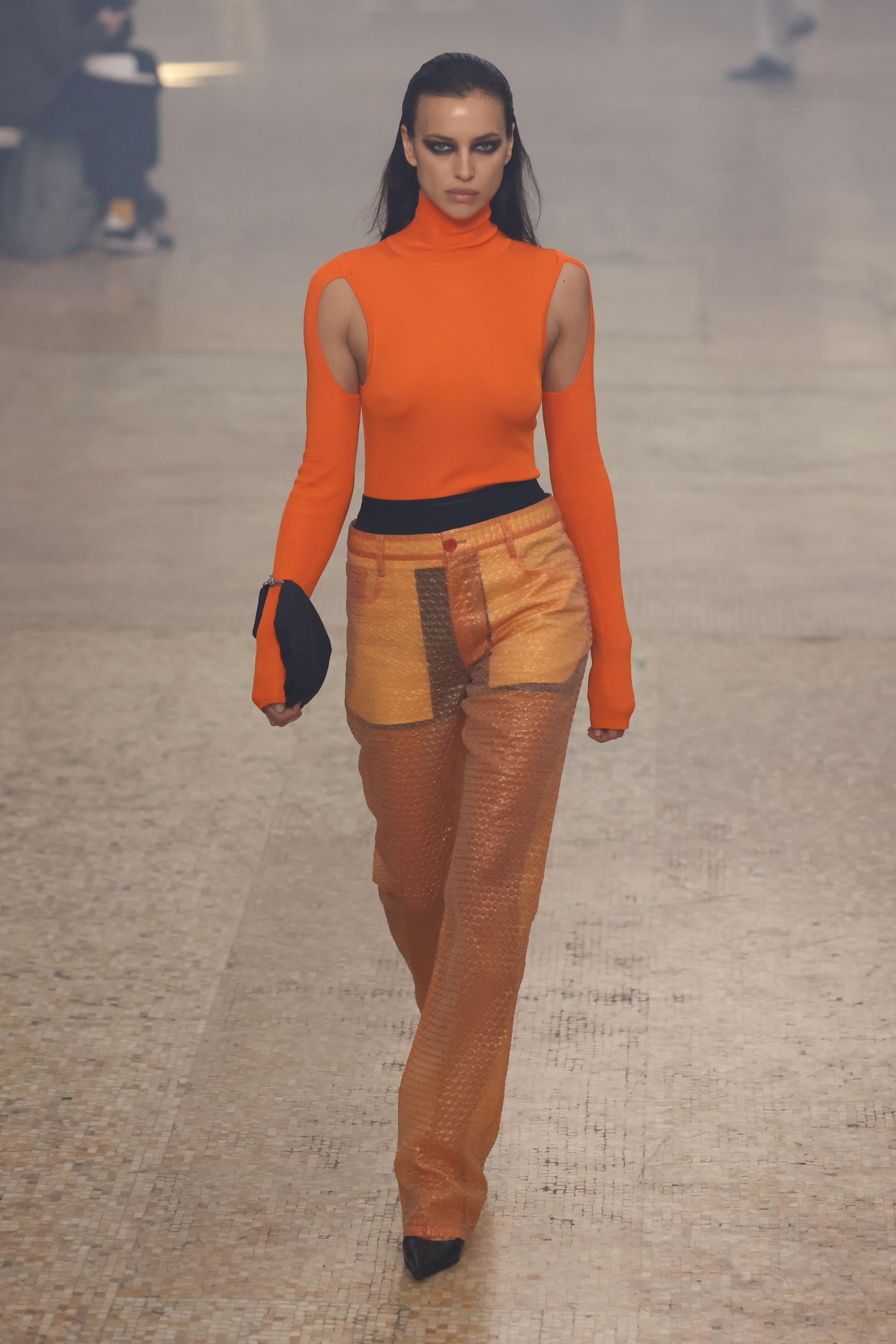 Ирина Шейк на показе Helmut Lang. Фото: Getty Images
