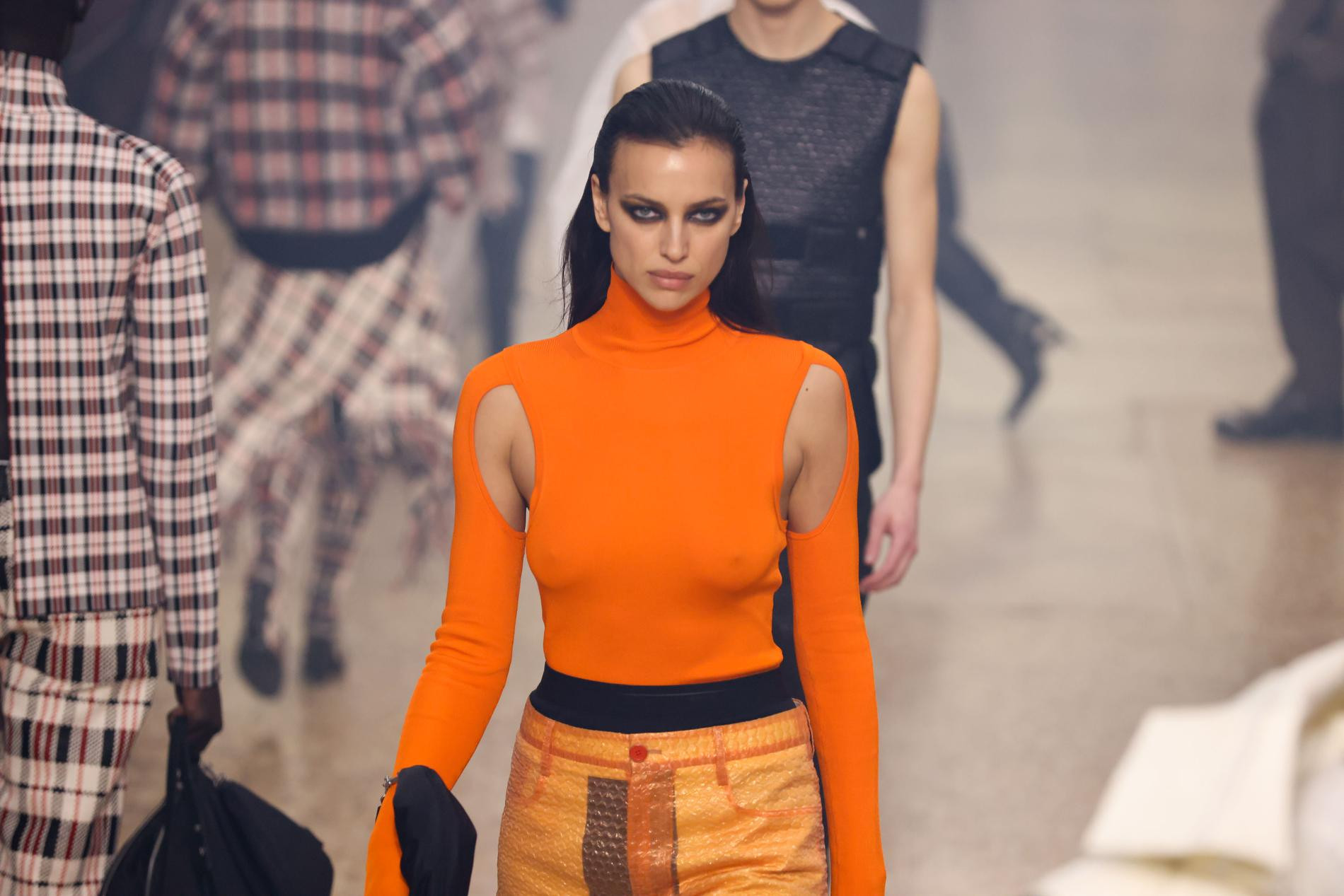 Ирина Шейк на показе Helmut Lang. Фото: Getty Images