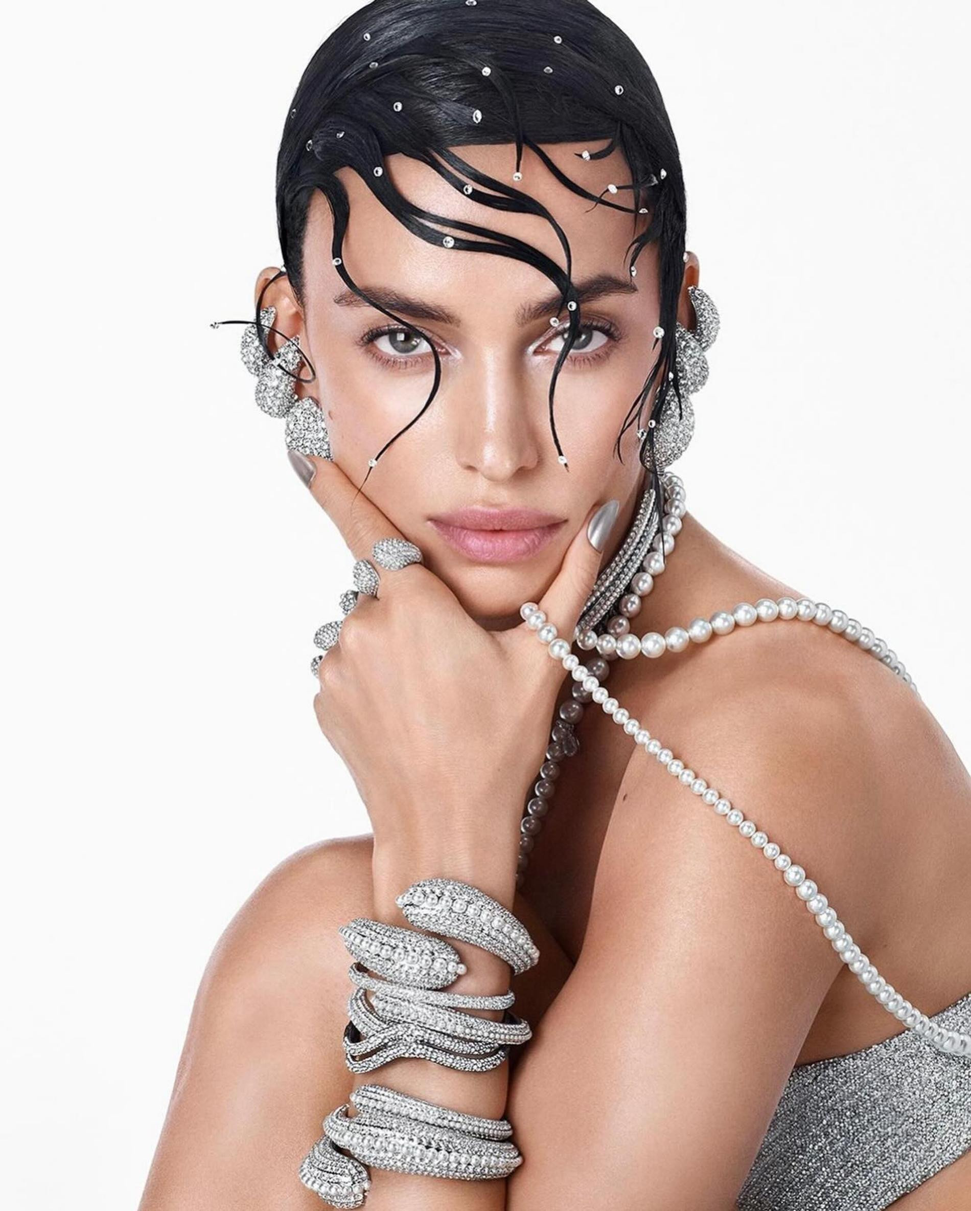 Ирина Шейк в рекламной кампании Swarovski. Фото: Инстаграм* @irinashayk