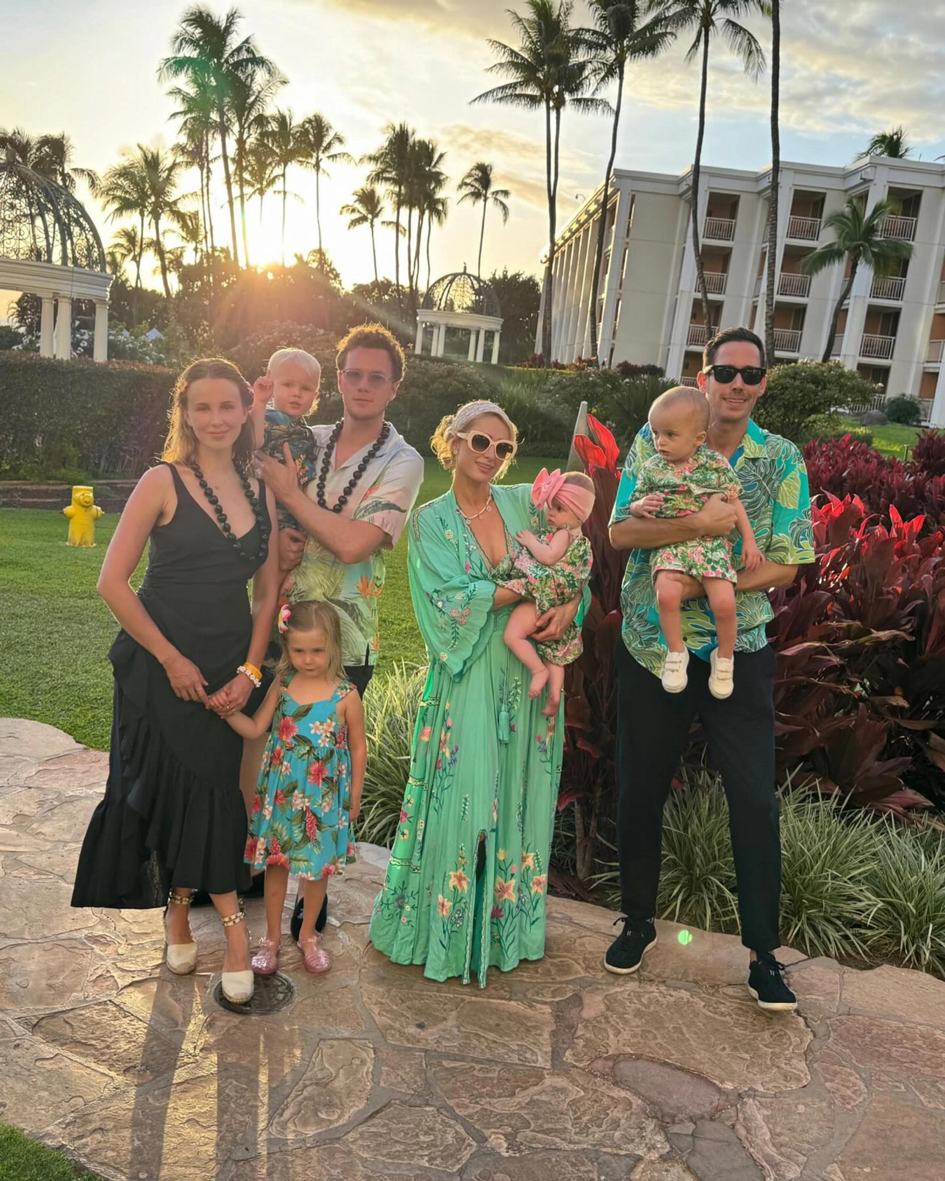 Пэрис Хилтон в отпуске с друзьями и семьей. Фото: Инстаграм* @parishilton