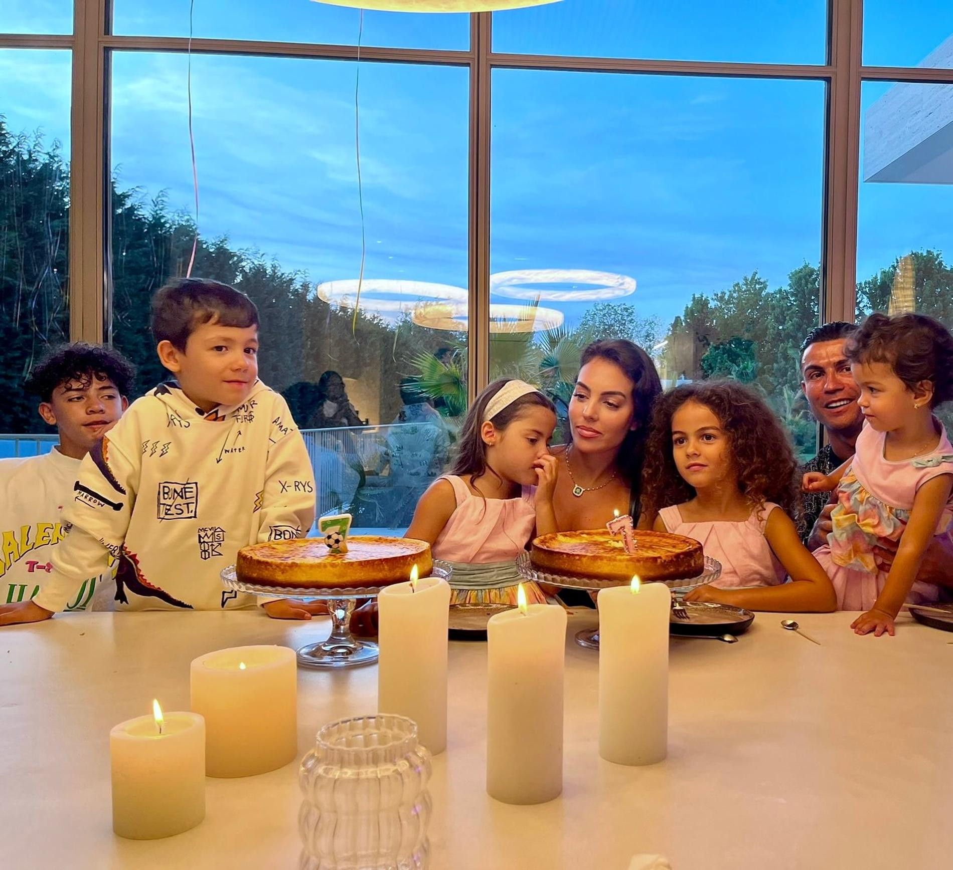 Криштиану Роналду и Джорджина Родригес с детьми. Фото: Инстаграм* @cristiano
