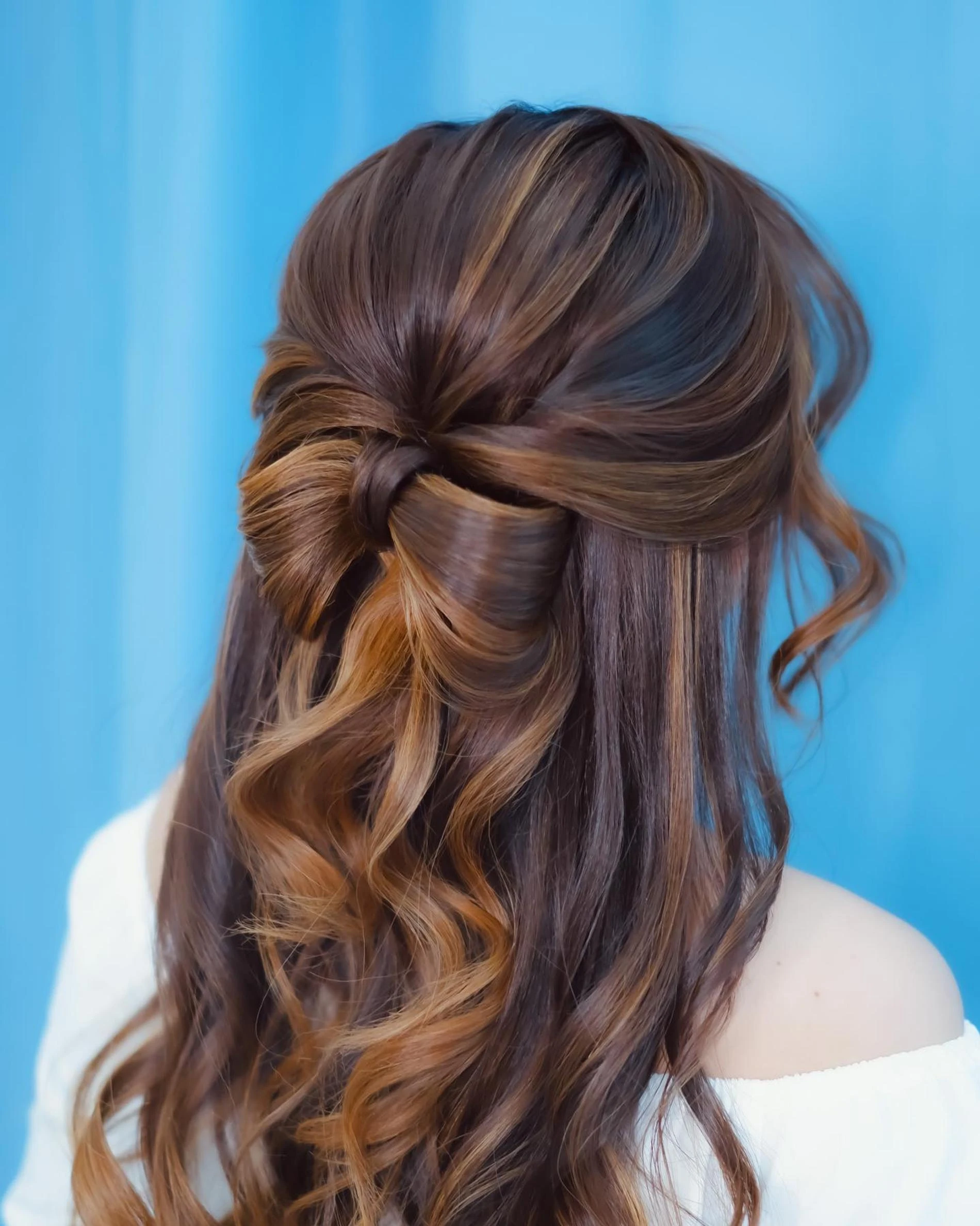 Бантик — прекрасное дополнение к укладке на стайлер. Фото: Инстаграм* @xyhair