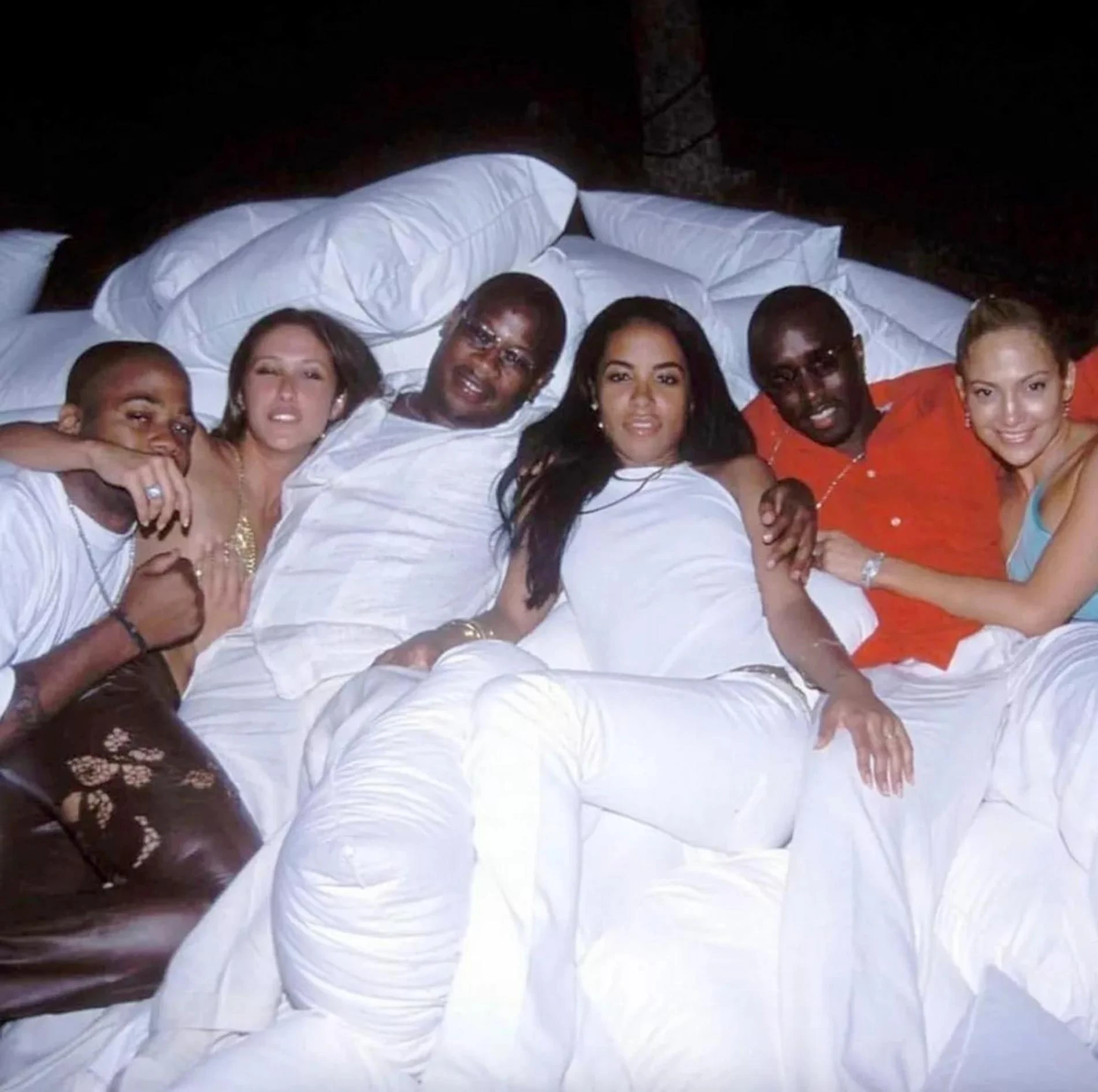 Дженнифер Лопес в постели с P. Diddy и гостями на вечеринке рэпера в честь Дня независимости в 2000 году. Фото: соцсети