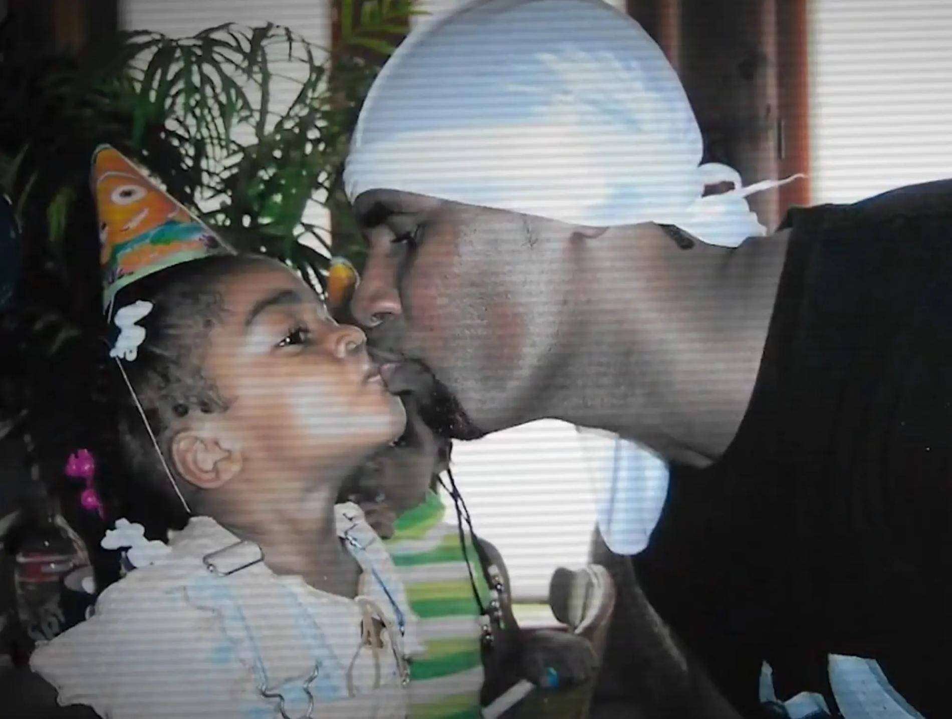 Буку Аби (тогда Джоан Келли) и R Kelly. Фото: Tvei Network