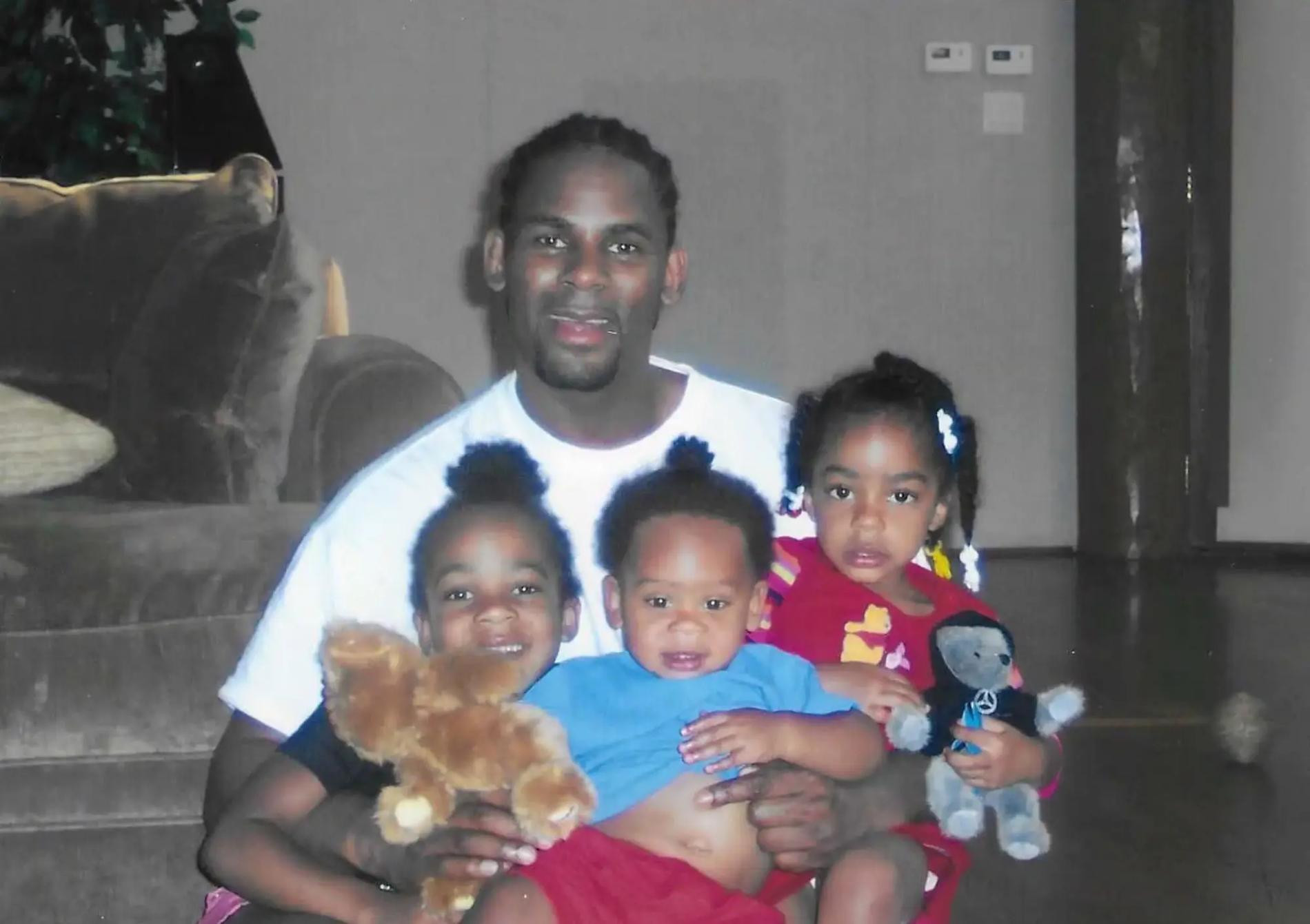 R Kelly c детьми. Фото: Tvei Network