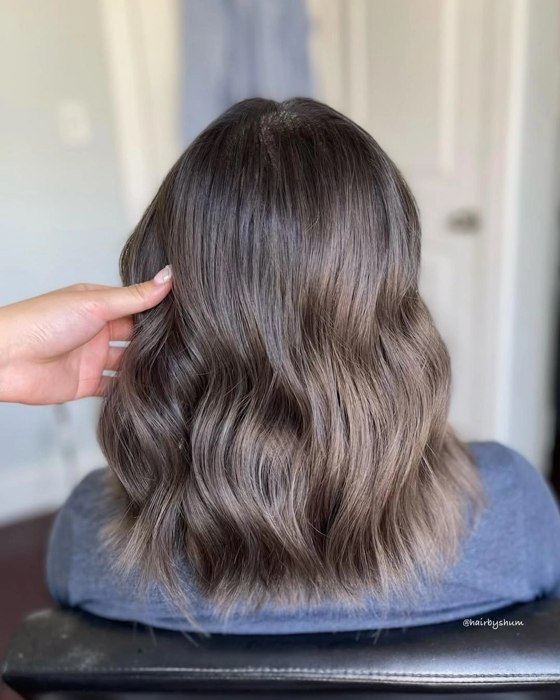 Грибной коричневый — модное окрашивание для волос средней длины. Фото: Instagram* @hairbyshum