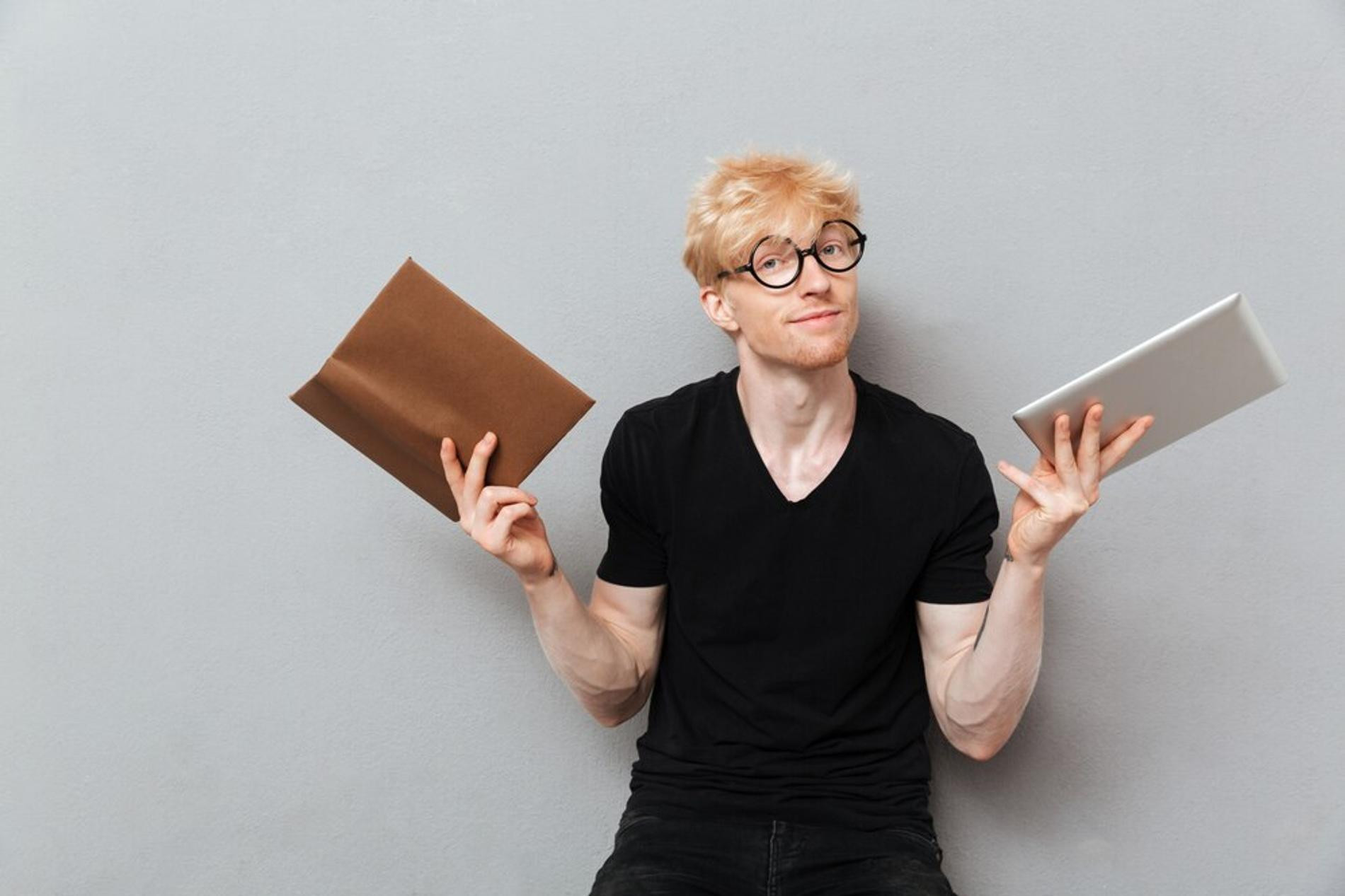 Записная книжка — плохой подарок на 23 Февраля любителю электроники. Фото: Freepik