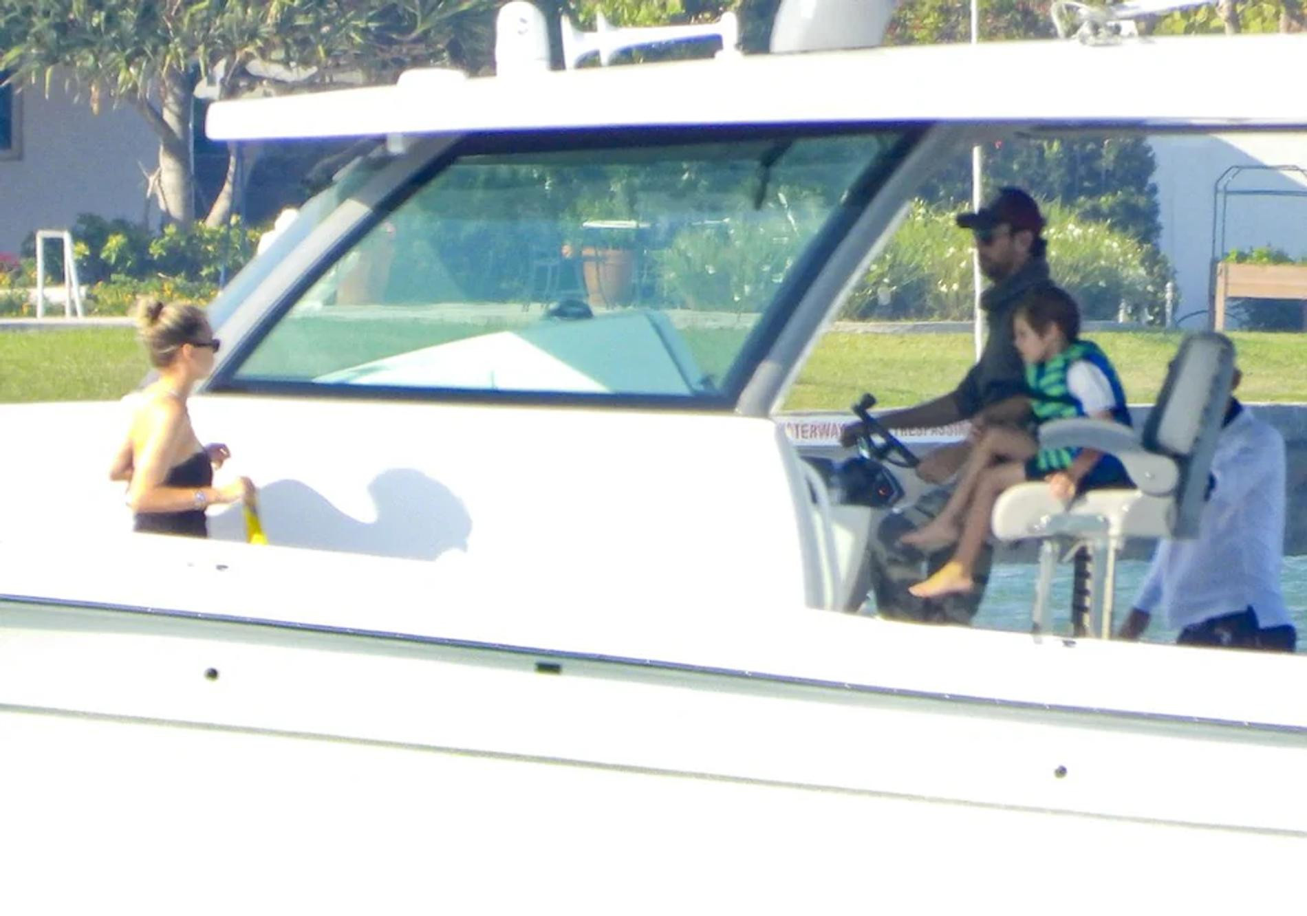 Анна Курникова и Энрике Иглесиас с детьми. Фото: Hello!