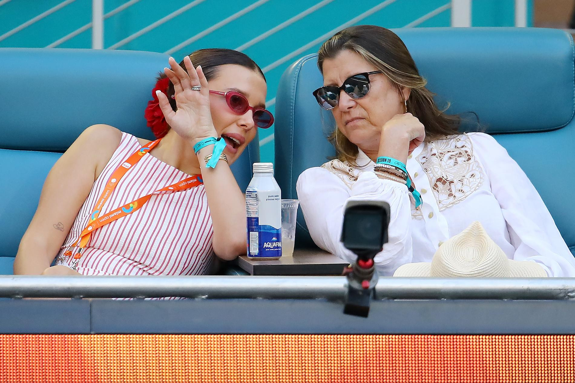 Милли Бобби Браун и её свекровь Доротея Херли. Фото: Getty Images