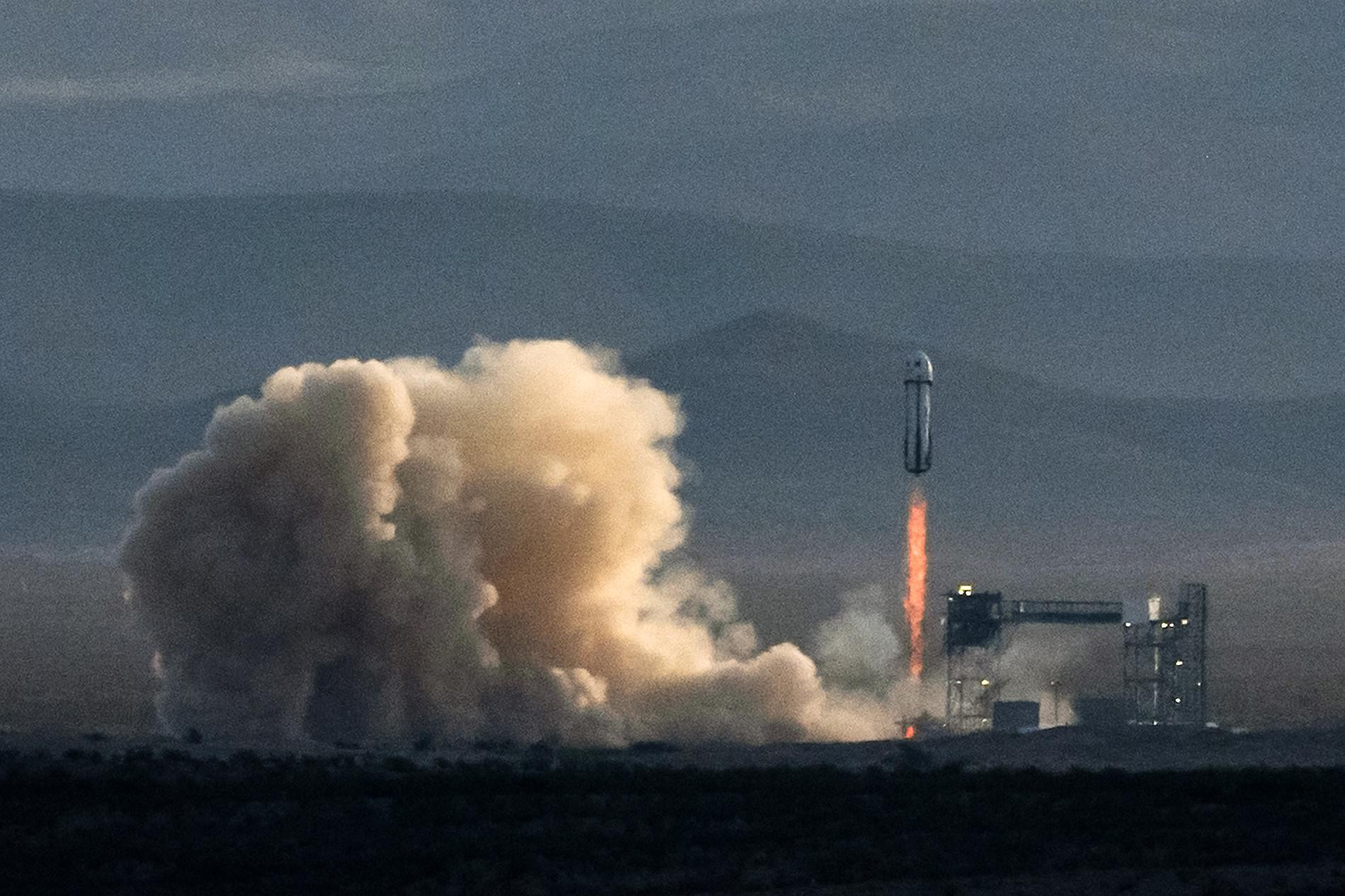 Ракета New Shepard летит в космос. Фото: Getty Images