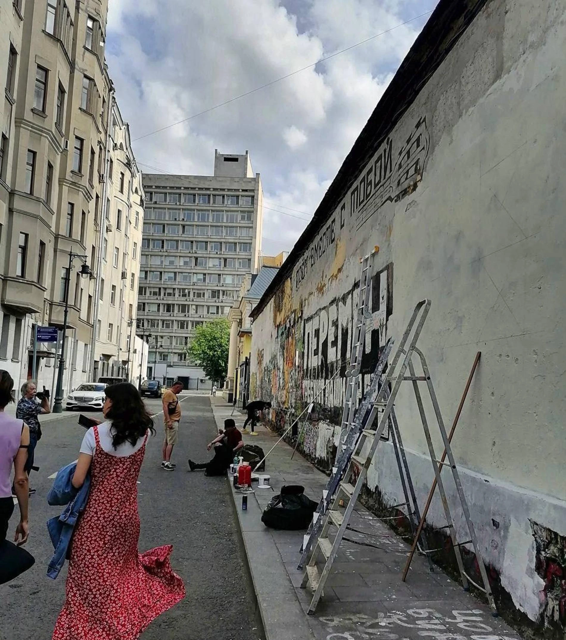 Стену Цоя на Арбате полностью закрашивают. Фото: телеграм-канал «Москва сейчас»