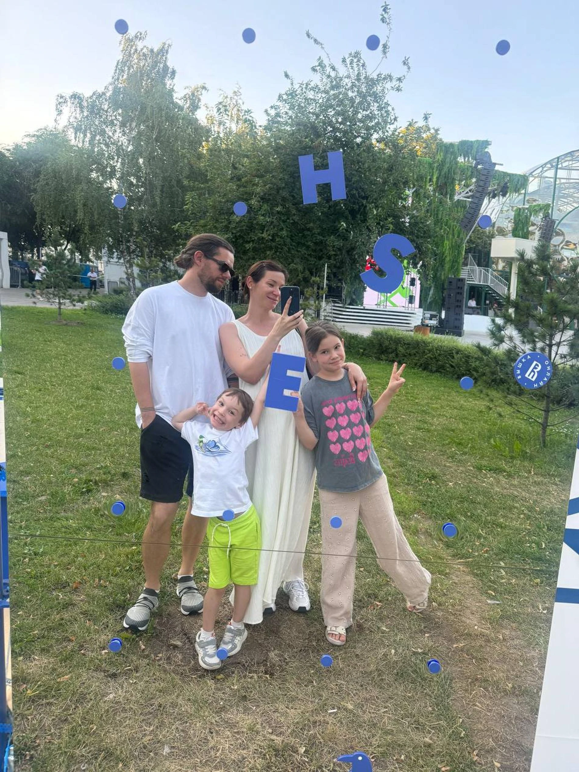Ида Галич и Олег Ледвич с детьми. Фото: Телеграм @GALICH_onok