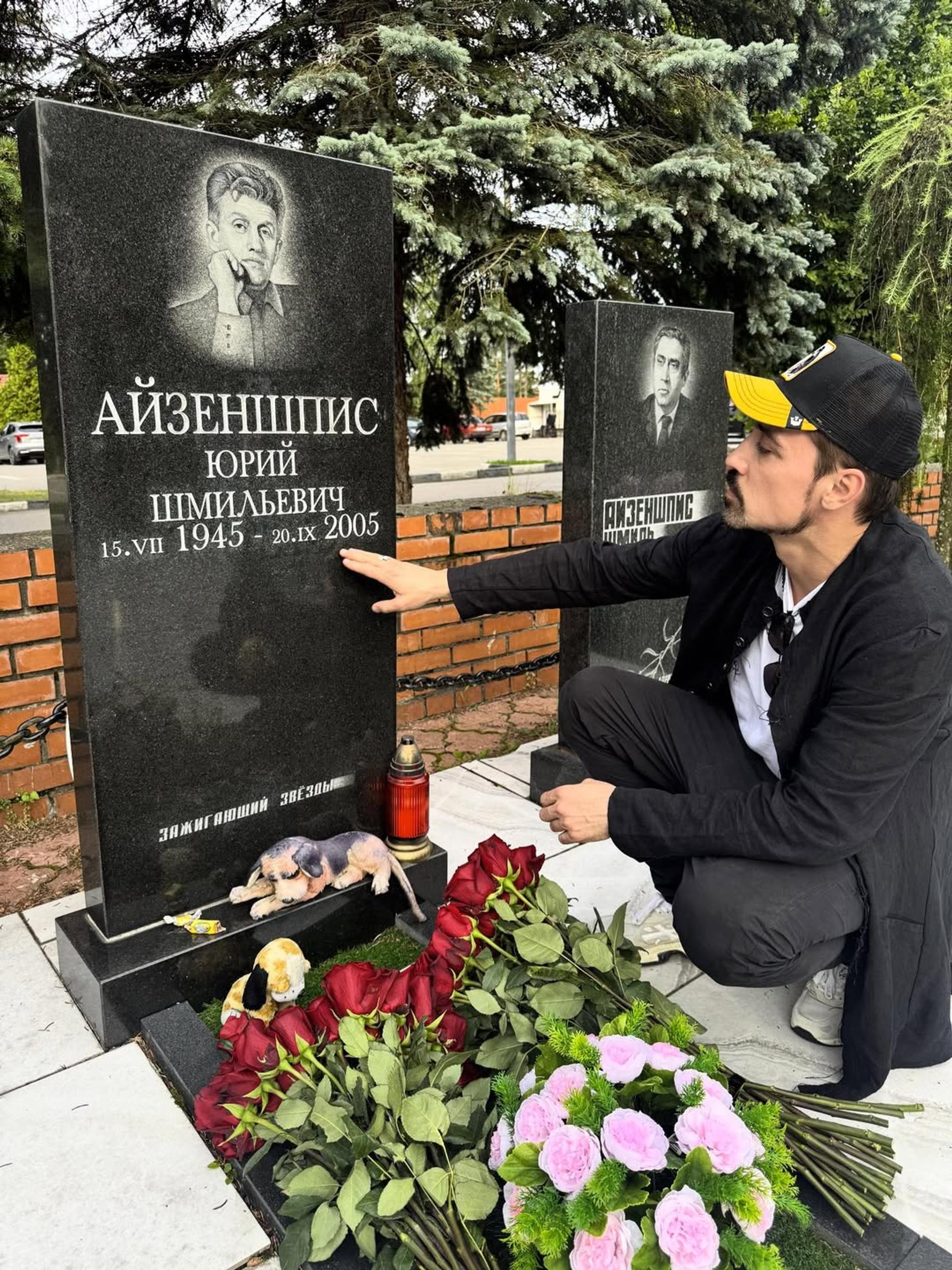 Дима Билан у могилы Юрия Айзеншписа. Фото: Инстаграм (запрещён в РФ) @bilanofficial