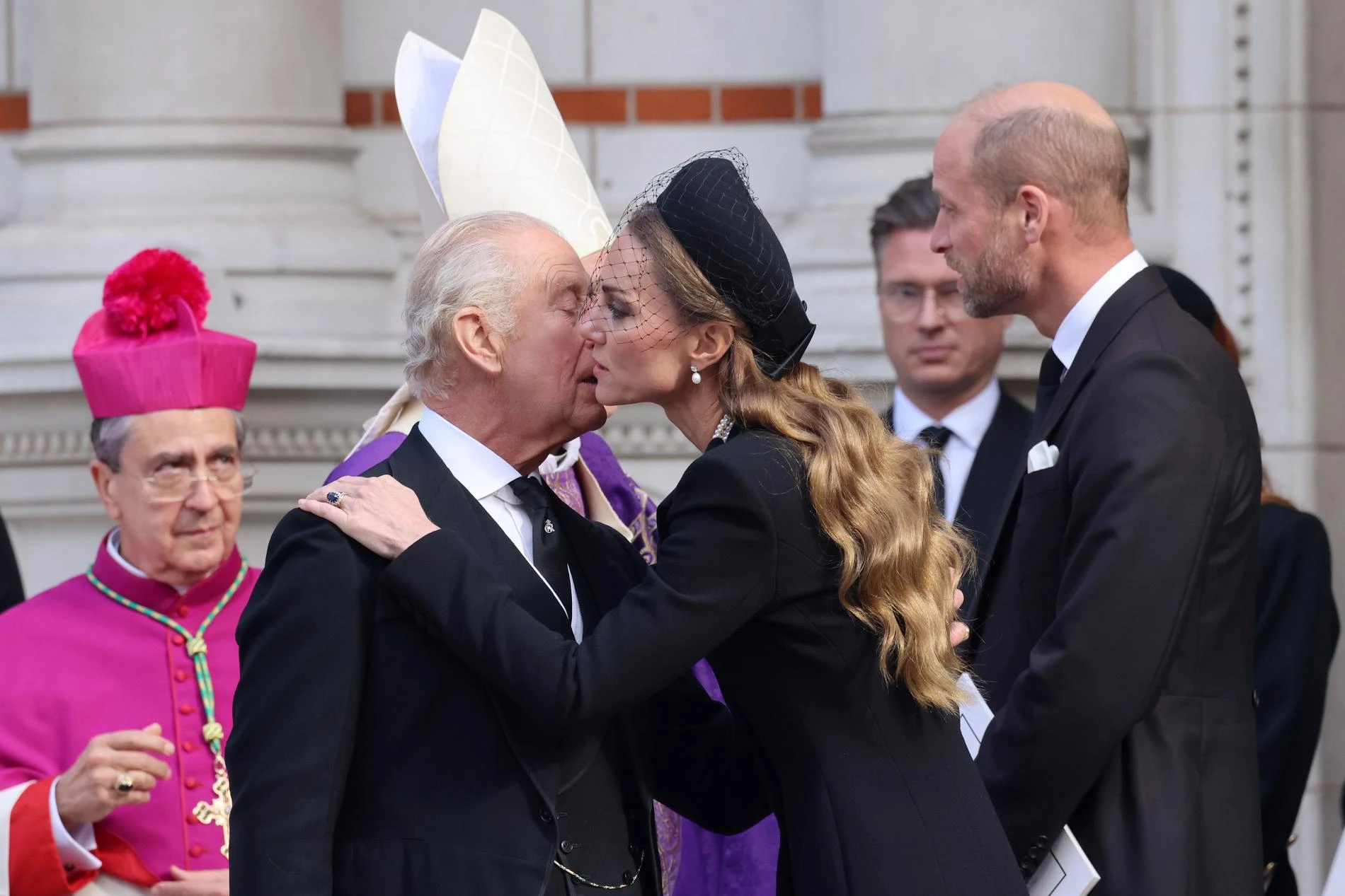 Кейт Миддлтон, Карл III и принц Уильям. Фото: Getty Images