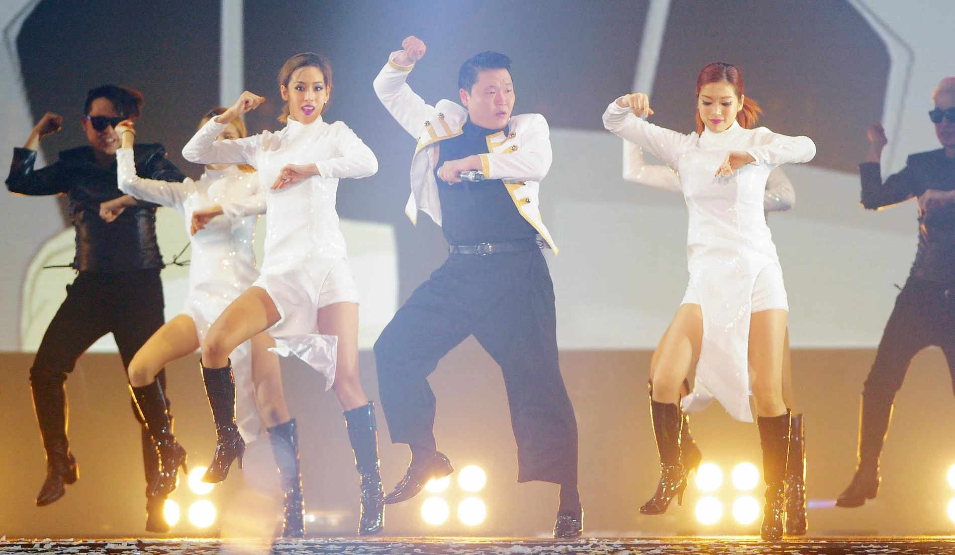 PSY во время исполнения песни Gangnam Style. Фото: Getty Images 
