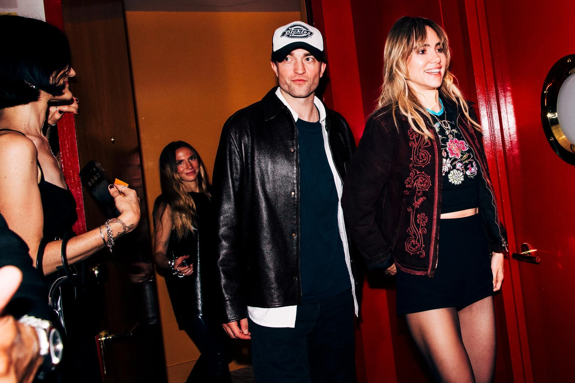 Роберт Паттинсон и Сьюки Уотерхаус. Фото: Getty images